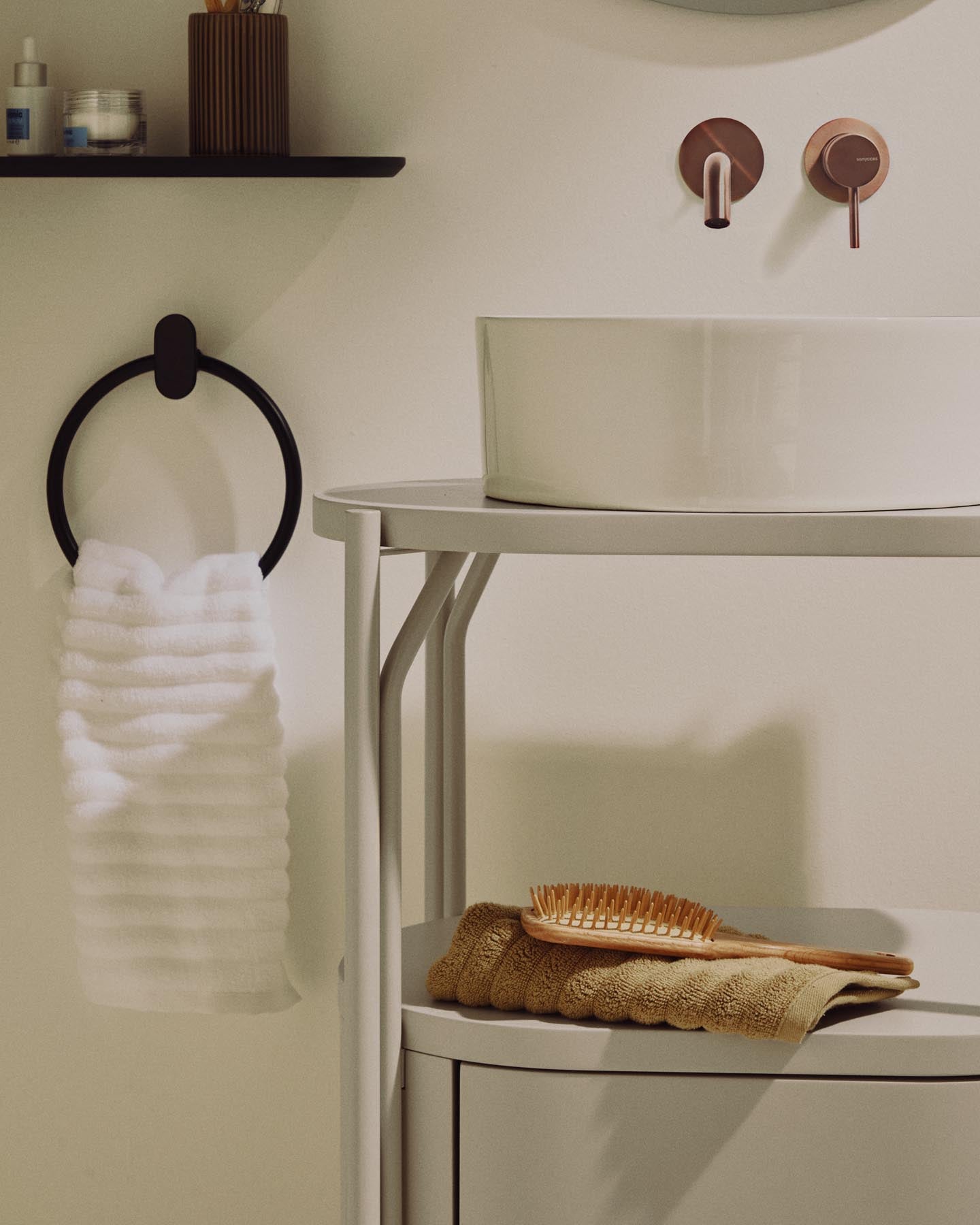 Badezimmermöbel Arely mit Stahlgestell und weiß lackiertem MDF, 60 x 40 cm in Beige präsentiert im Onlineshop von KAQTU Design AG. Badzubehör ist von Kave Home