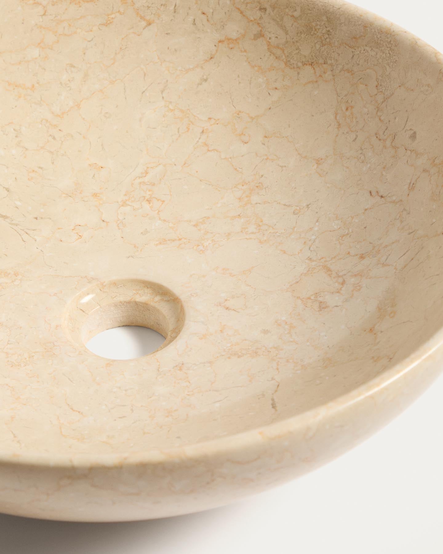 Aufsatzwaschbecken Darnen aus beigem Marmor, Ø 40 cm in Beige präsentiert im Onlineshop von KAQTU Design AG. Badzubehör ist von Kave Home