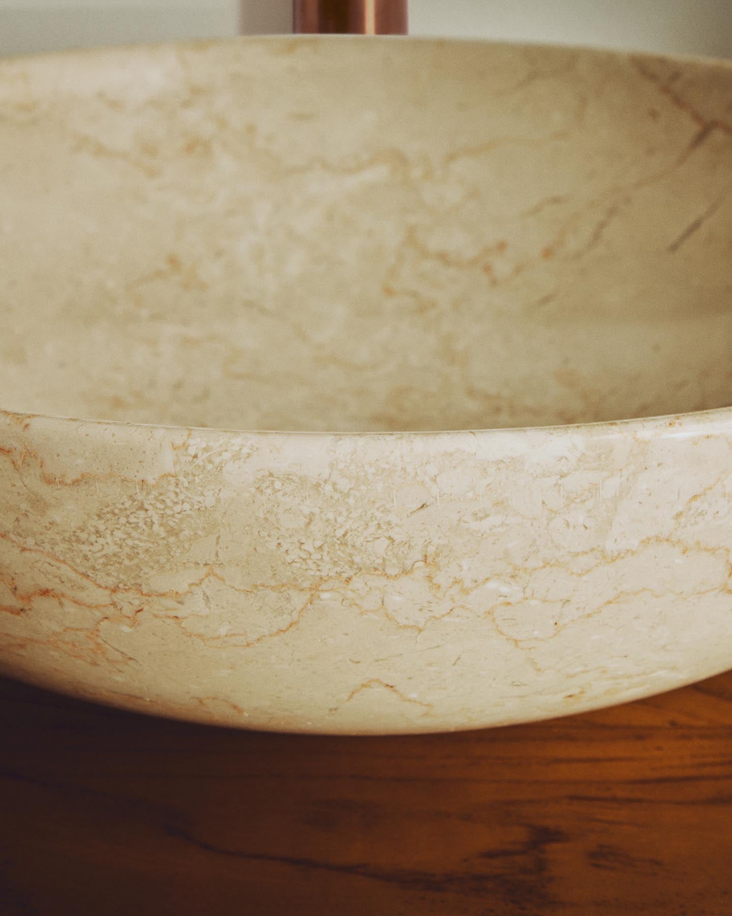 Aufsatzwaschbecken Darnen aus beigem Marmor, Ø 40 cm in Beige präsentiert im Onlineshop von KAQTU Design AG. Badzubehör ist von Kave Home