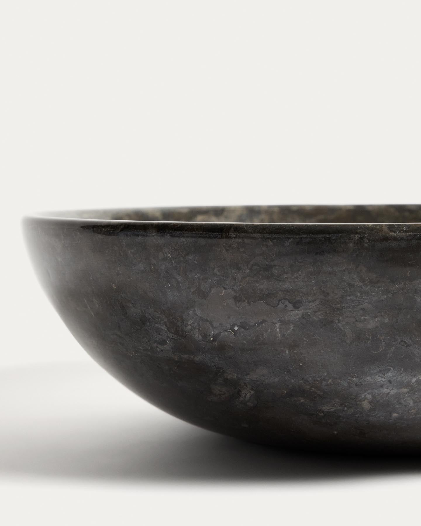 Aufsatzwaschbecken Darnen aus grauem Marmor, Ø 40 cm in Grau präsentiert im Onlineshop von KAQTU Design AG. Badzubehör ist von Kave Home