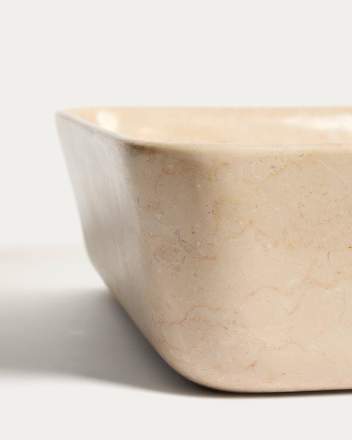 Aufsatzwaschbecken Darnen aus beigem Marmor, 40 x 40 cm in Beige präsentiert im Onlineshop von KAQTU Design AG. Badzubehör ist von Kave Home