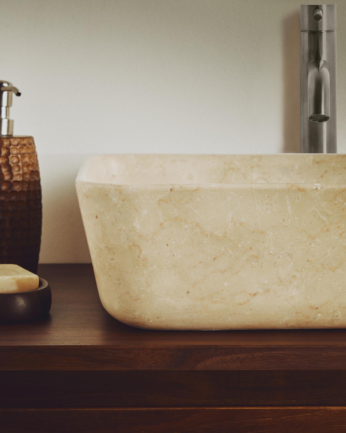 Aufsatzwaschbecken Darnen aus beigem Marmor, 40 x 40 cm in Beige präsentiert im Onlineshop von KAQTU Design AG. Badzubehör ist von Kave Home