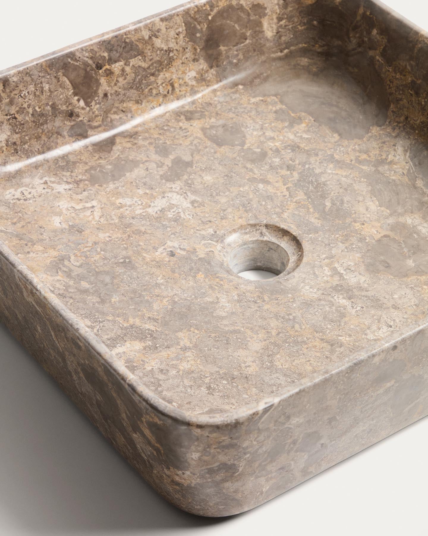 Aufsatzwaschbecken Darnen aus grauem Marmor, 40 x 40 cm in Grau präsentiert im Onlineshop von KAQTU Design AG. Badzubehör ist von Kave Home