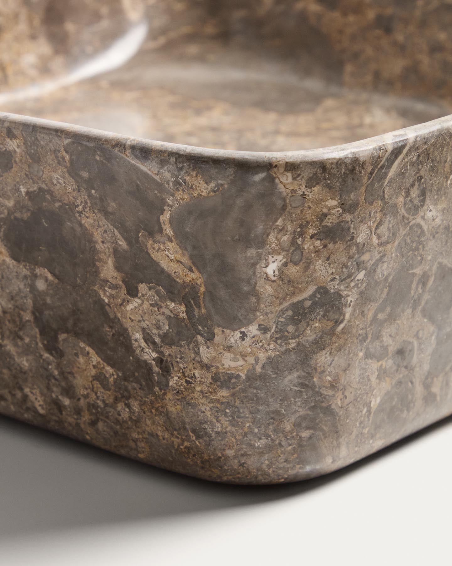 Aufsatzwaschbecken Darnen aus grauem Marmor, 40 x 40 cm in Grau präsentiert im Onlineshop von KAQTU Design AG. Badzubehör ist von Kave Home