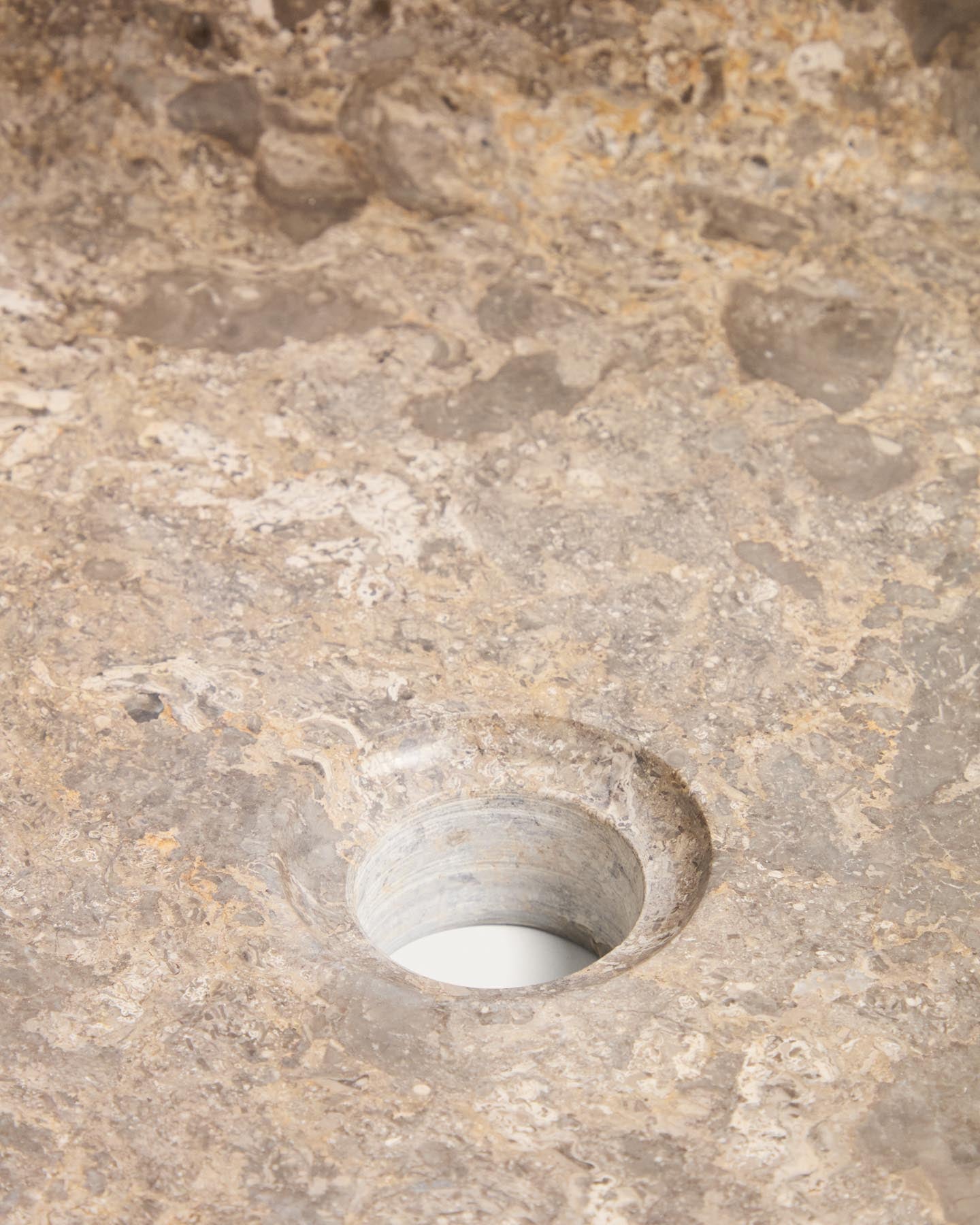 Aufsatzwaschbecken Darnen aus grauem Marmor, 40 x 40 cm in Grau präsentiert im Onlineshop von KAQTU Design AG. Badzubehör ist von Kave Home