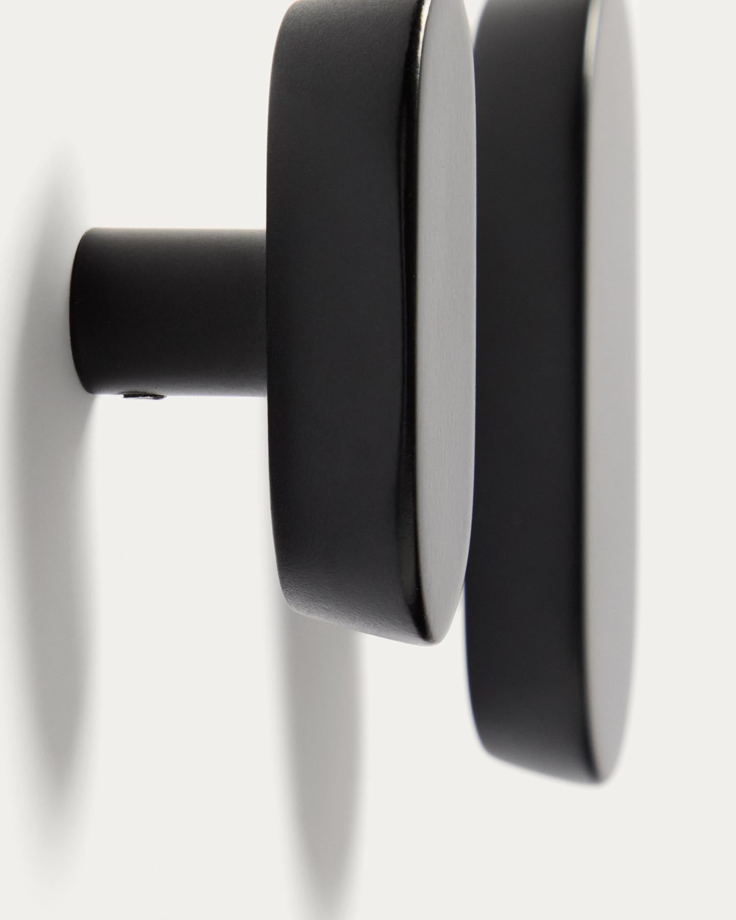 Set Arely aus 2 Kleiderhaken aus massivem Buchenholz mit schwarzer Lackierung, 6,5 cm/10 cm in Schwarz präsentiert im Onlineshop von KAQTU Design AG. Badzubehör ist von Kave Home