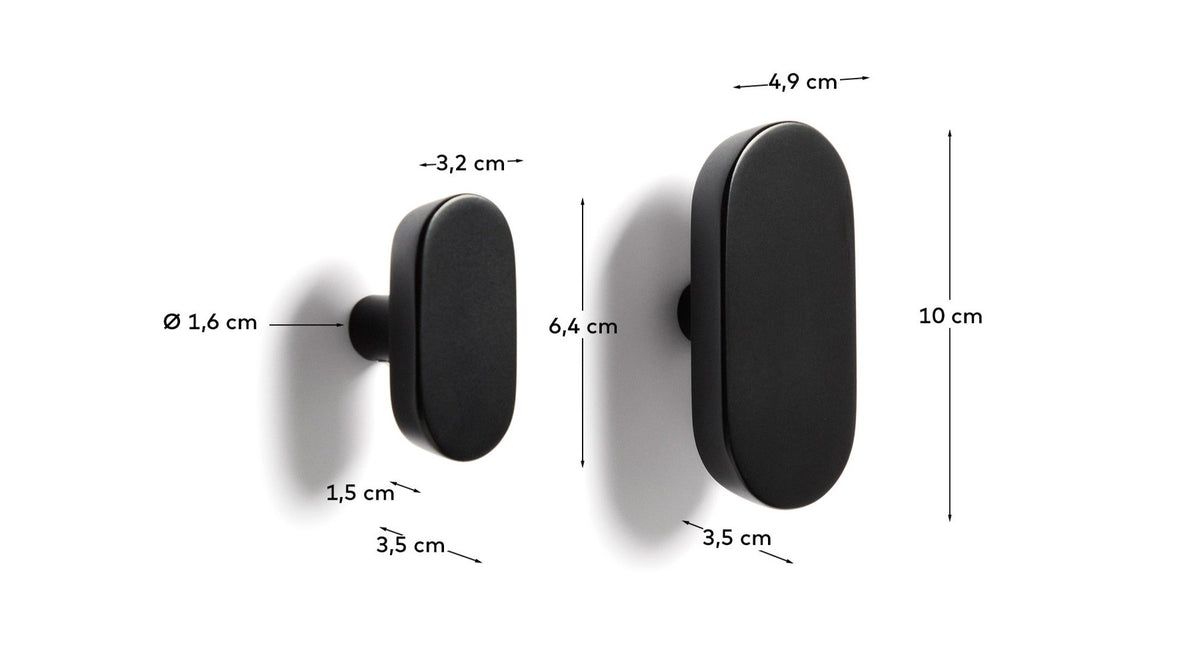 Set Arely aus 2 Kleiderhaken aus massivem Buchenholz mit schwarzer Lackierung, 6,5 cm/10 cm in Schwarz präsentiert im Onlineshop von KAQTU Design AG. Kleiderhaken ist von Kave Home