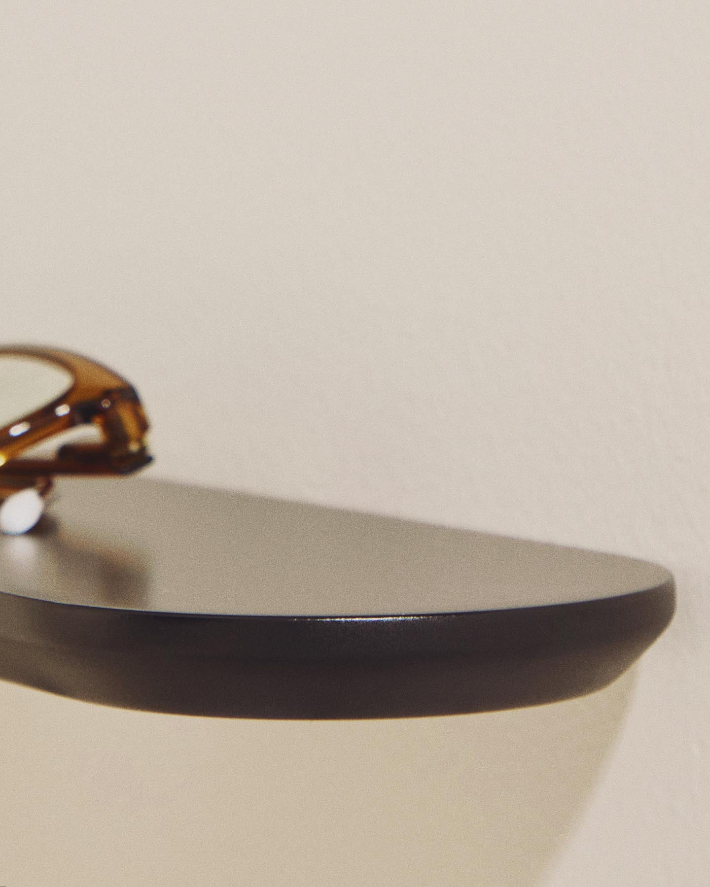 Set Arely aus 2 MDF-Regalen mit schwarzer Lackierung, 35 cm/55 cm in Schwarz präsentiert im Onlineshop von KAQTU Design AG. Badzubehör ist von Kave Home