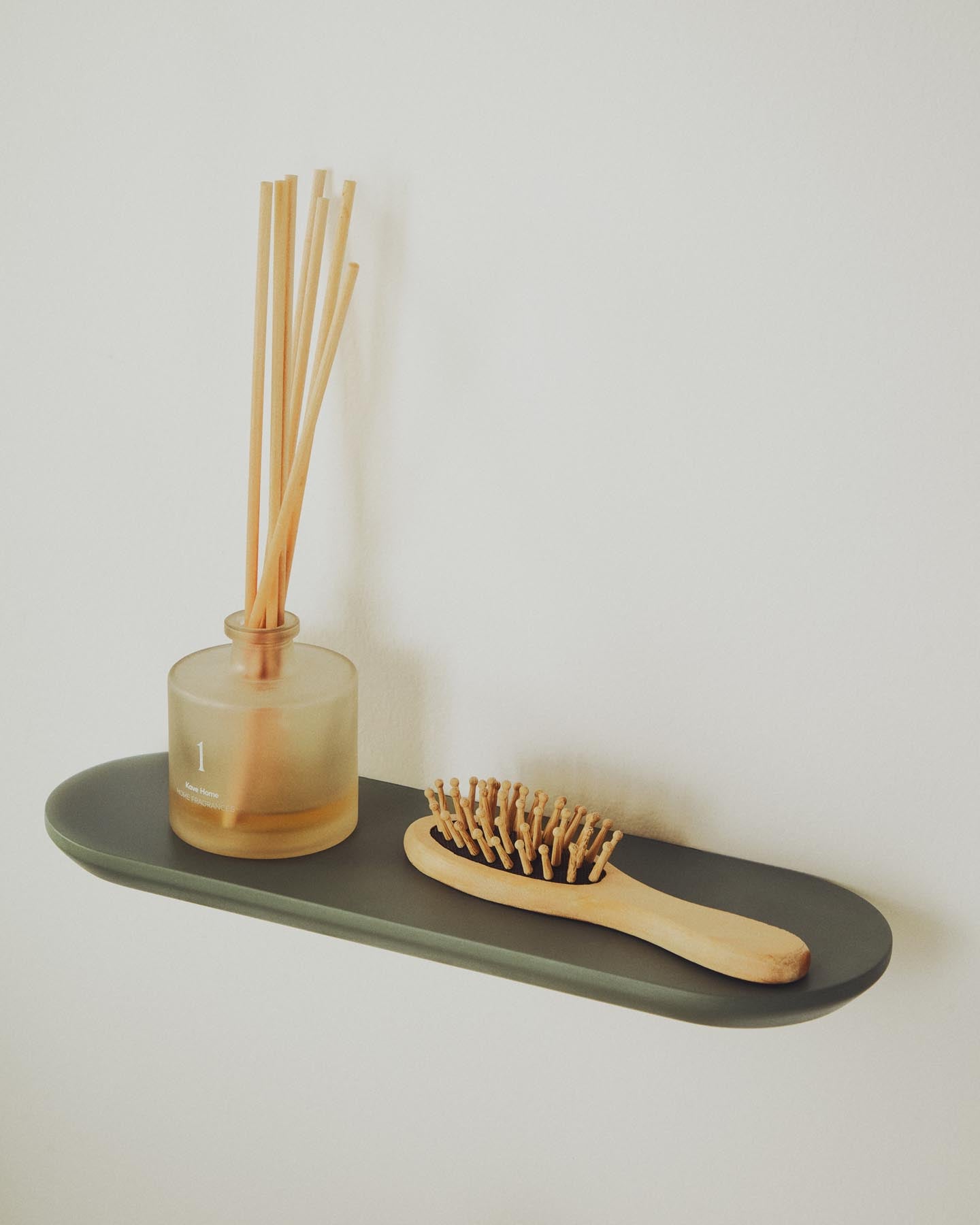 Set Arely aus 2 MDF-Regalen mit grüner Lackierung, 35 cm/55 cm in Grün präsentiert im Onlineshop von KAQTU Design AG. Badzubehör ist von Kave Home