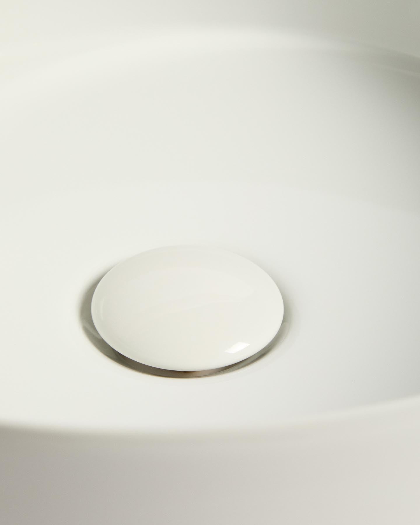 Aufsatzwaschbecken Ovara aus weiß glasierter Keramik Ø 36 cm in Weiß präsentiert im Onlineshop von KAQTU Design AG. Badzubehör ist von Kave Home