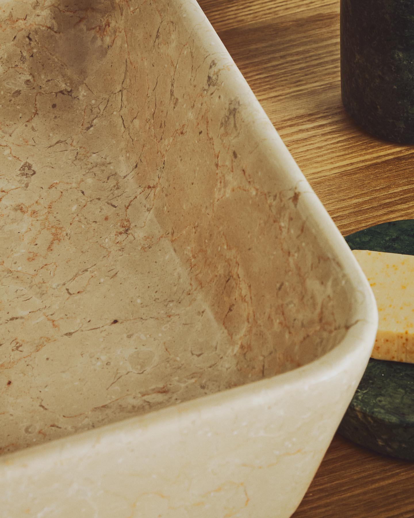 Aufsatzwaschbecken Darnen aus beigem Marmor, 55 x 35 cm in Beige präsentiert im Onlineshop von KAQTU Design AG. Badzubehör ist von Kave Home