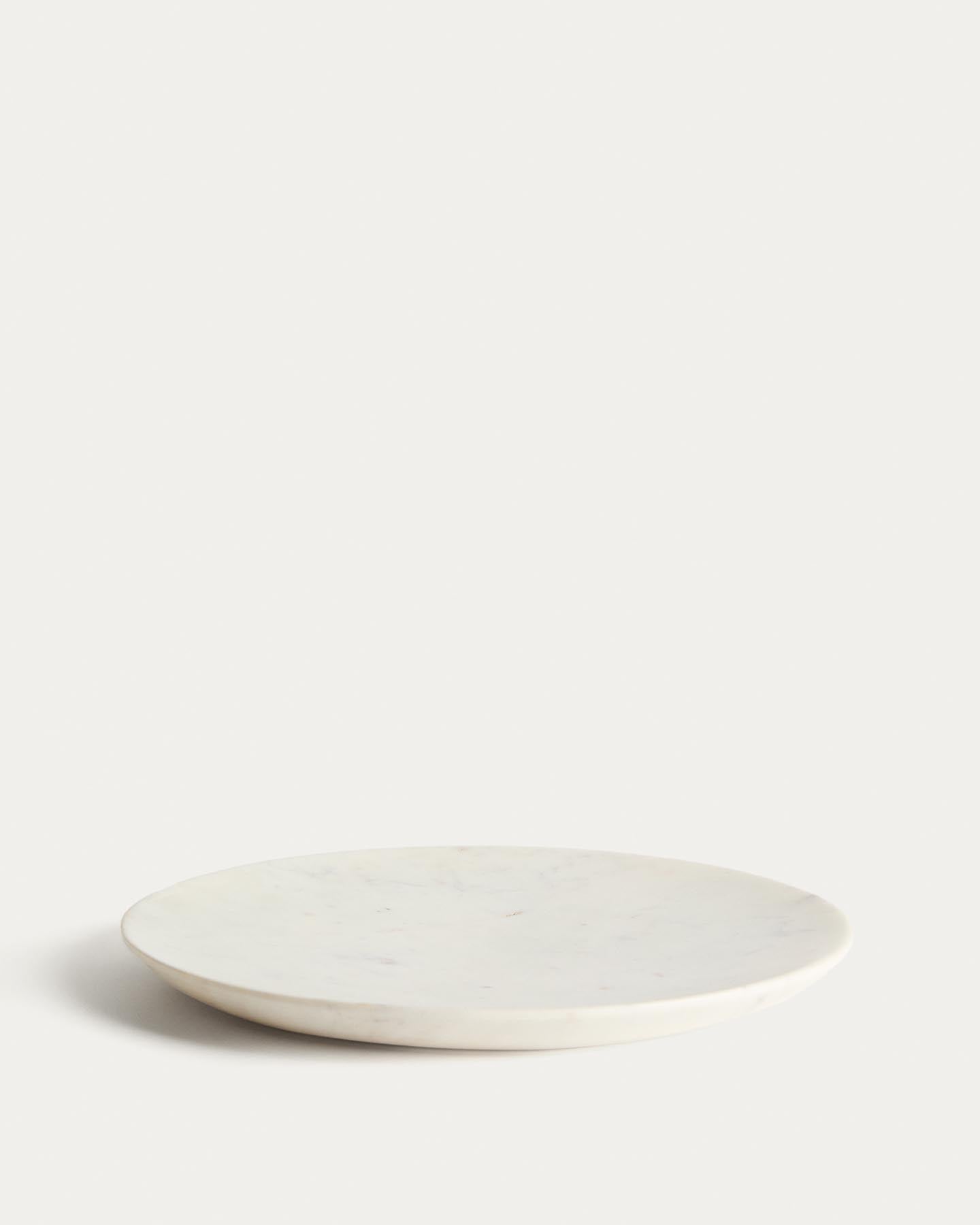 Flacher Teller Erefi aus weissem Marmor in Grau präsentiert im Onlineshop von KAQTU Design AG. Teller ist von Kave Home