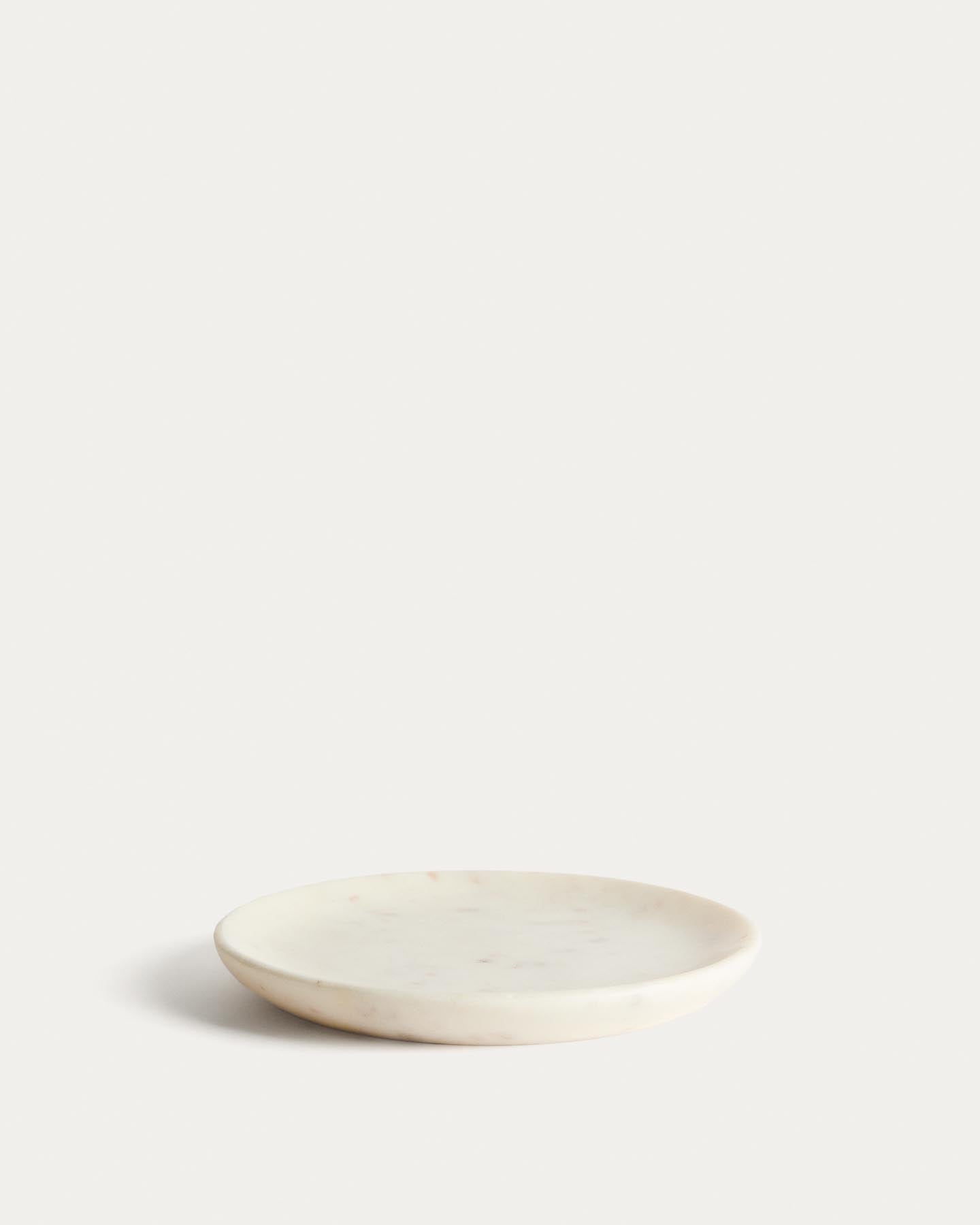 Dessertteller Erefi aus weissem Marmor in Grau präsentiert im Onlineshop von KAQTU Design AG. Dessertteller ist von Kave Home