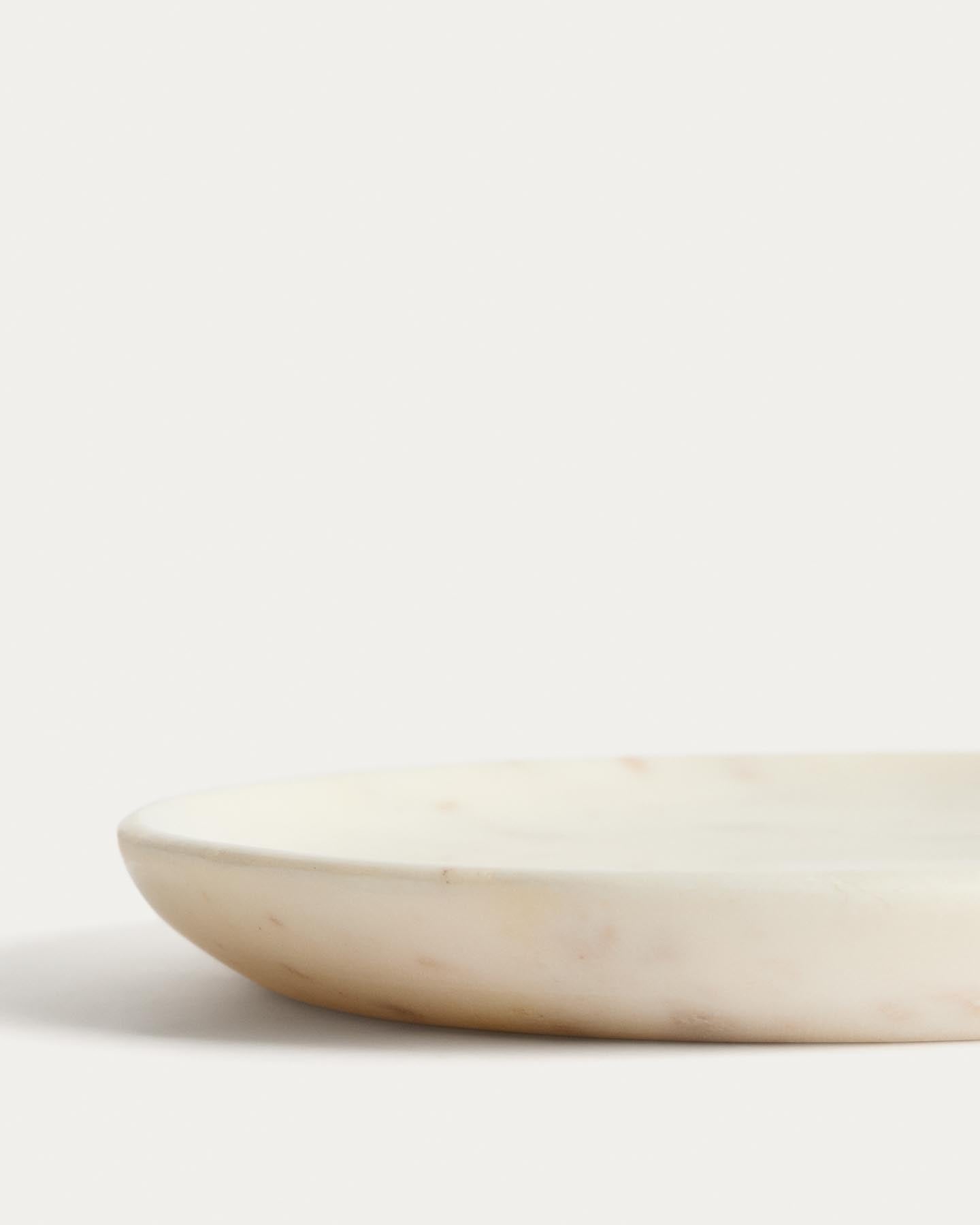 Dessertteller Erefi aus weissem Marmor in Grau präsentiert im Onlineshop von KAQTU Design AG. Dessertteller ist von Kave Home