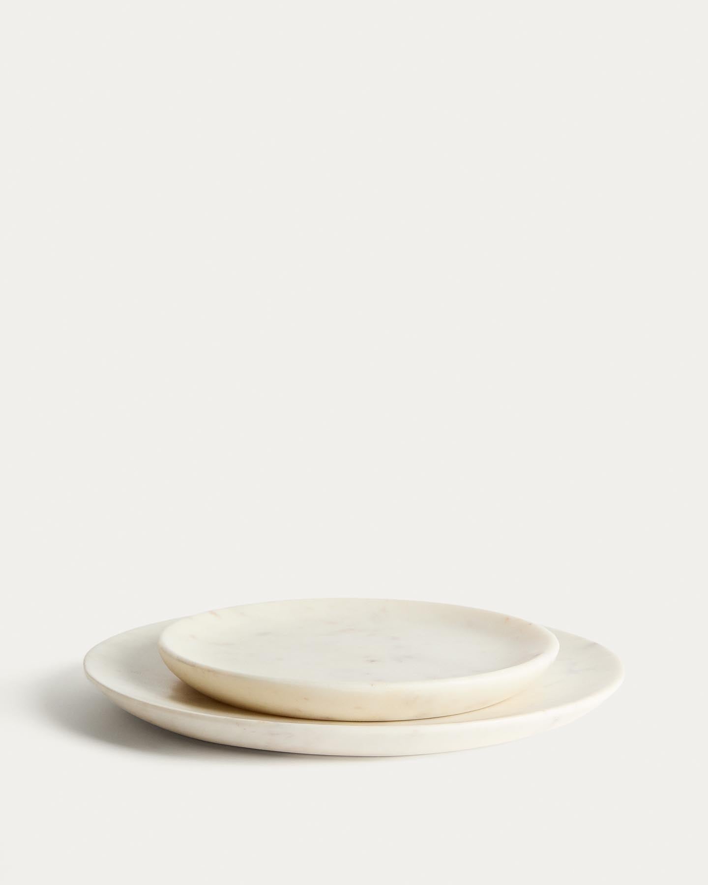 Dessertteller Erefi aus weissem Marmor in Grau präsentiert im Onlineshop von KAQTU Design AG. Dessertteller ist von Kave Home