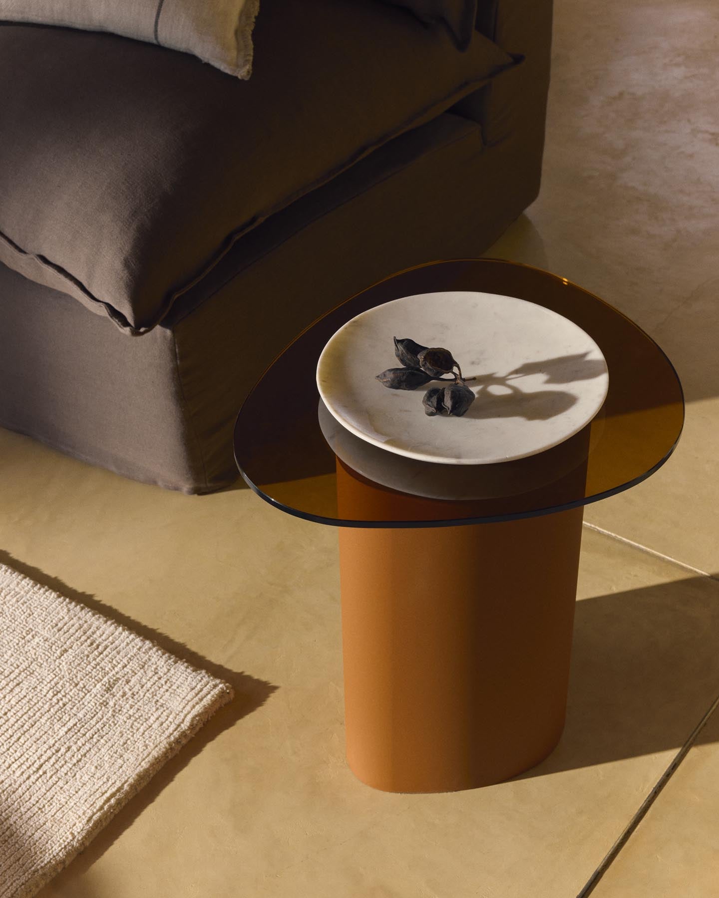 Dessertteller Erefi aus weissem Marmor in Grau präsentiert im Onlineshop von KAQTU Design AG. Dessertteller ist von Kave Home