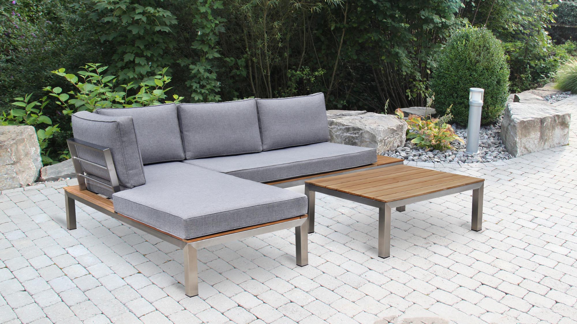Gemütliche Gartenlounge Verona klein aus Teakholz, ideal für entspannte Stunden im Freien, präsentiert in stilvollem Ambiente.