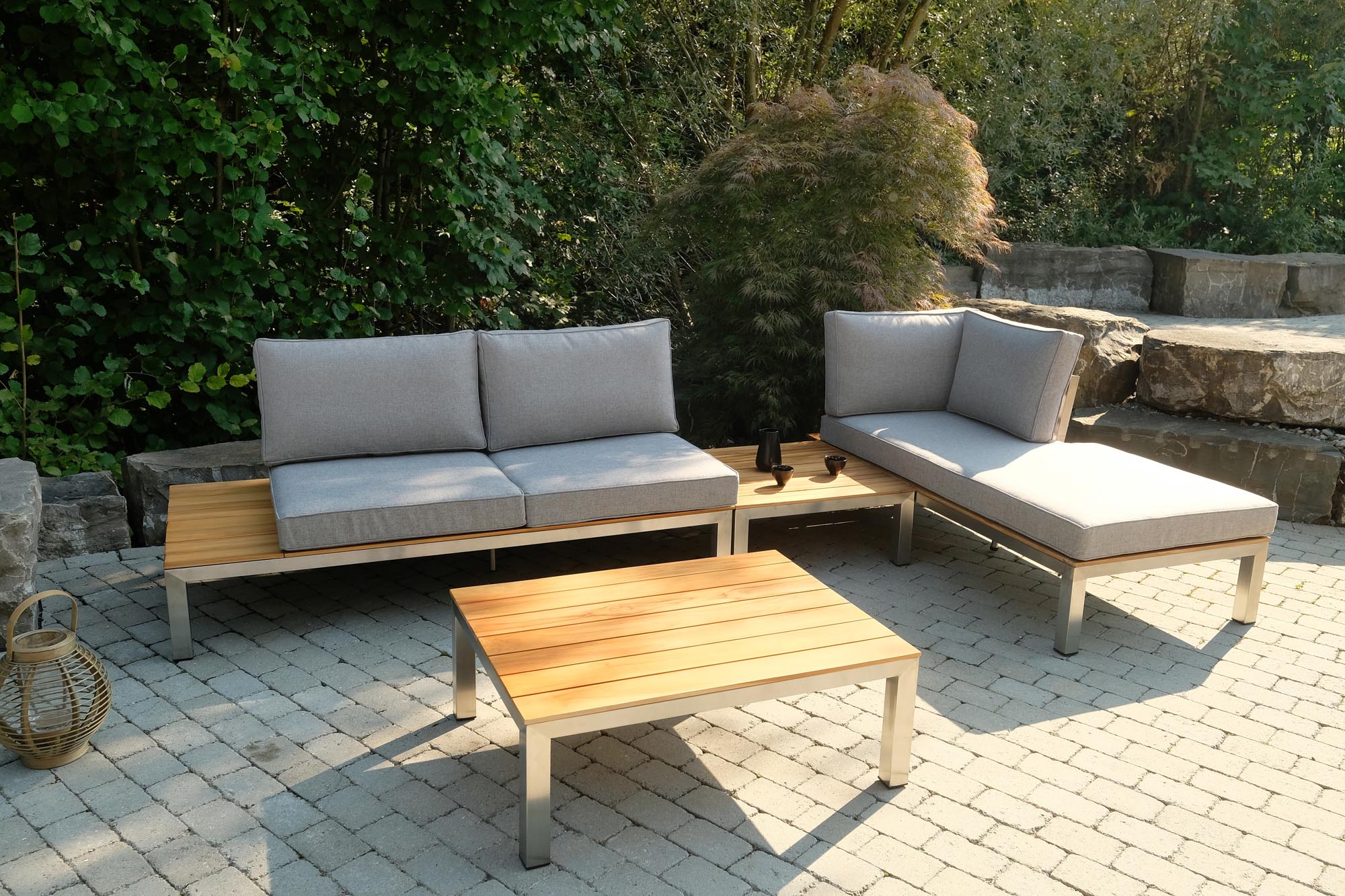 Elegante Gartenlounge Verona klein aus hochwertigem Teakholz, perfekt für stilvolle Entspannung im Freien und gesellige Momente.