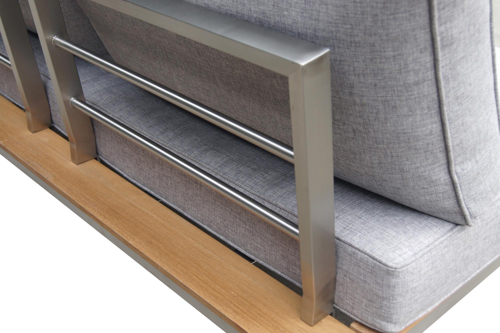 Gemütliche Gartenlounge Verona klein aus edlem Teakholz, ideal für entspannte Stunden im Freien und gesellige Zusammenkünfte.