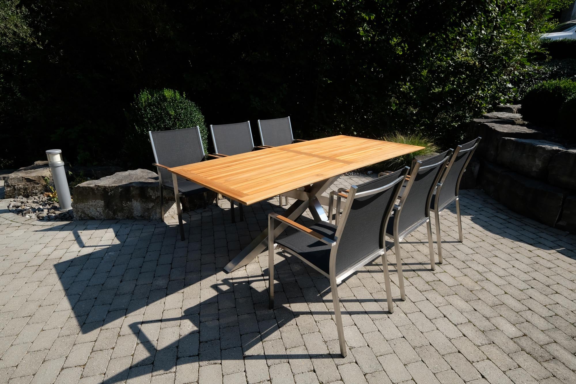 Eleganter Gartenstuhl Florio II mit stilvollen Teak-Armlehnen, ideal für entspannte Momente im Freien und auf der Terrasse.