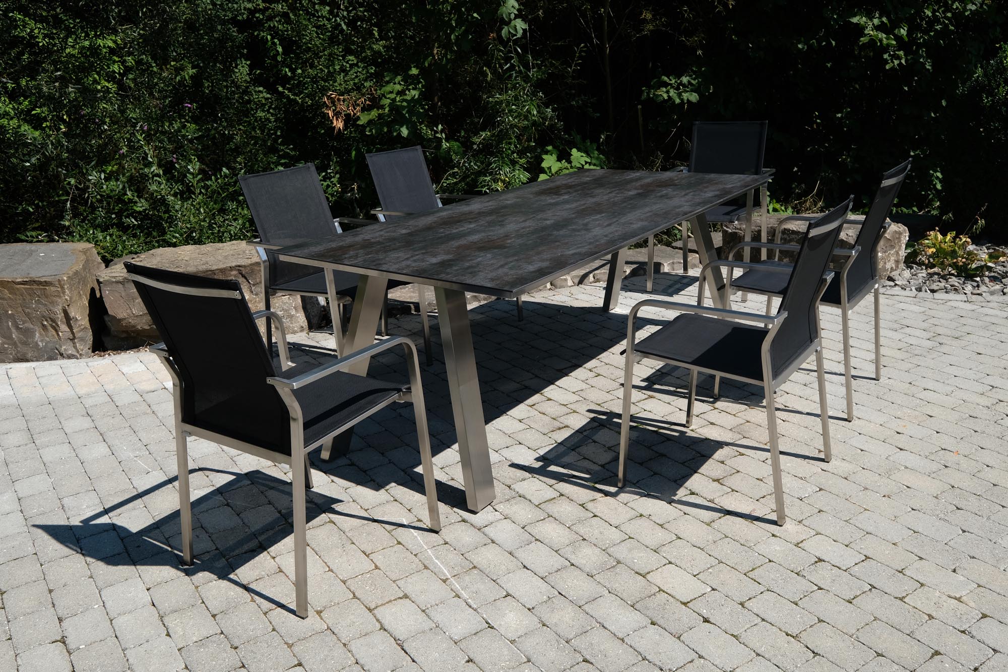 Eleganter Gartentisch Monaco in A-Form aus Edelstahl, 210x100 cm, ideal für entspannte Outdoor-Momente und stilvolle Gartenarrangements.