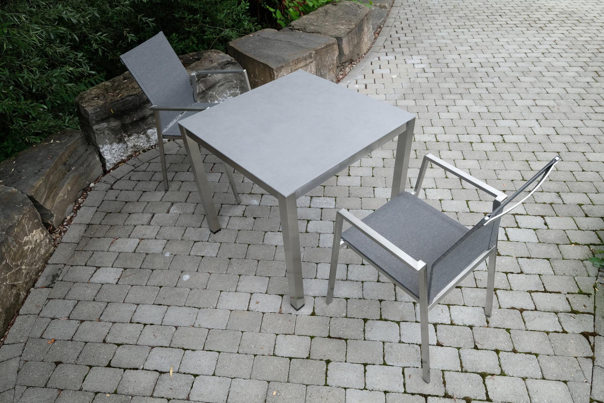 Moderner Gartenstuhl Turin in edlem Silber-Taupe, perfekt für gemütliche Stunden im Garten oder auf der Terrasse, von Be Garden.