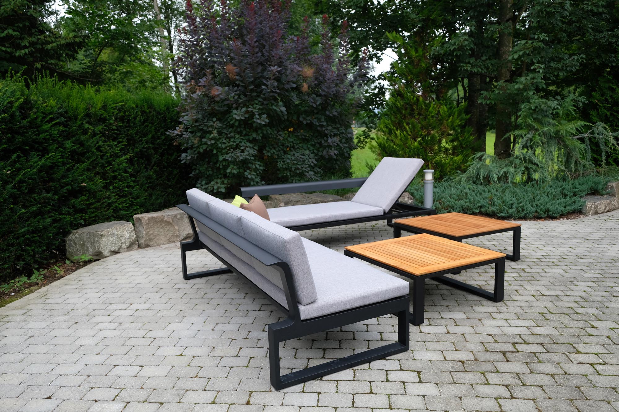 Modernes Gartensofa/Sonnenliege Florida von Be Garden, ideal für gemütliche Stunden im Freien und ansprechendes Design für jeden Garten.
