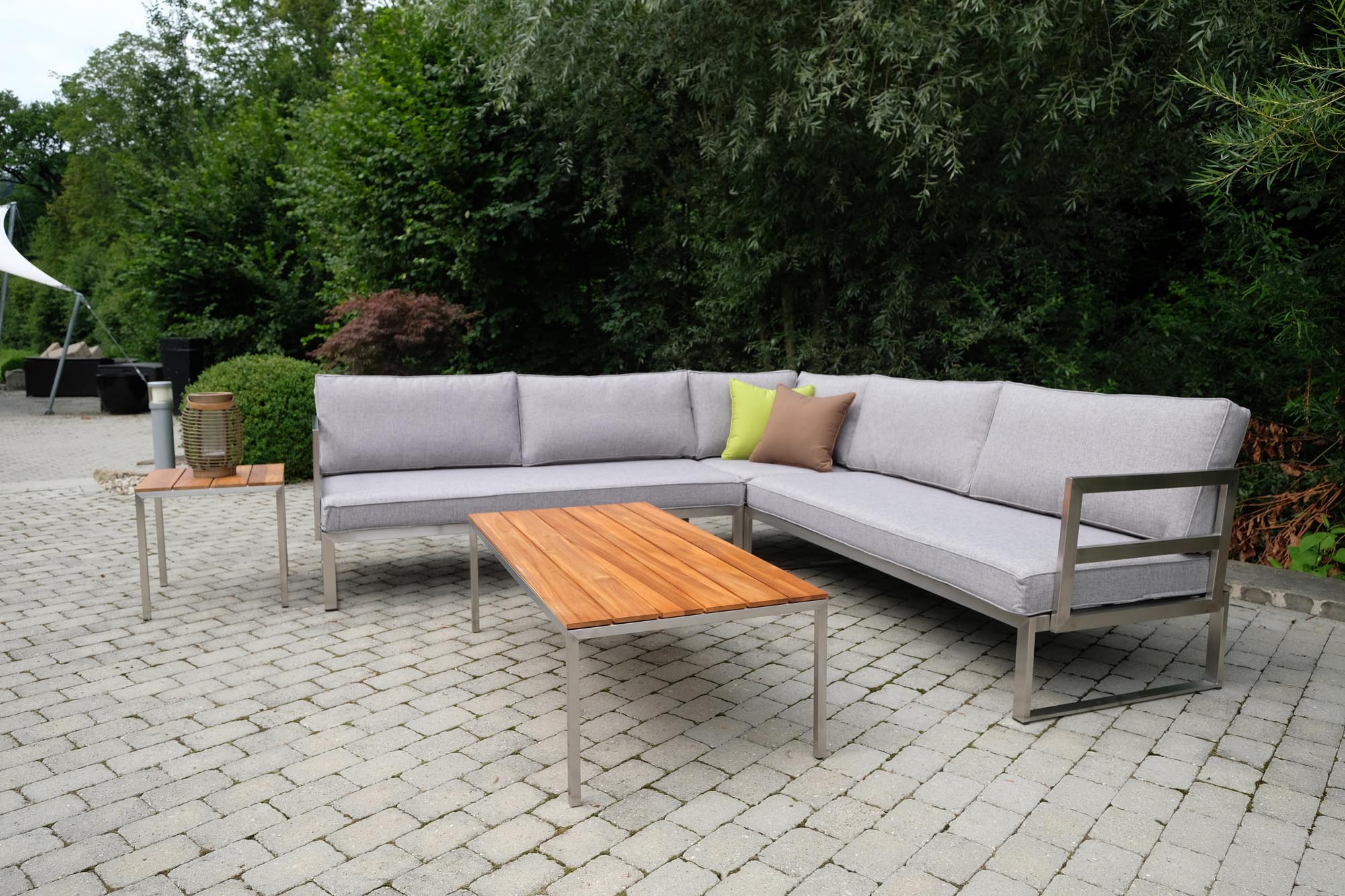 Gemütliche Gartenlounge Futura groß von Be Garden, ideal für entspannte Stunden im Freien, stilvolles Design und komfortable Sitzgelegenheiten.
