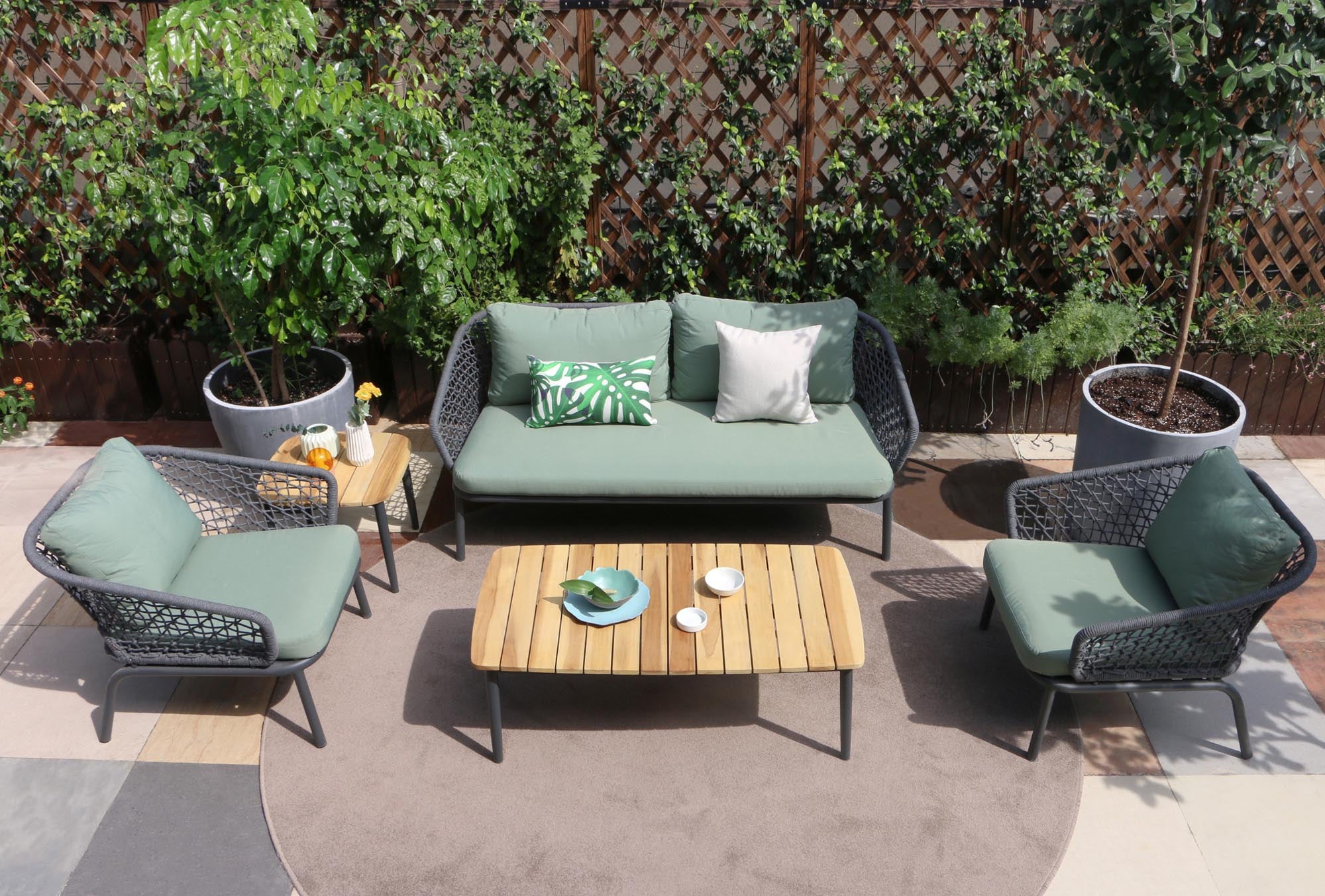 Gemütliche Gartenlounge Elena aus Teakholz, ideal für entspannte Stunden im Freien. Stilvolles Loungeset von Be Garden.