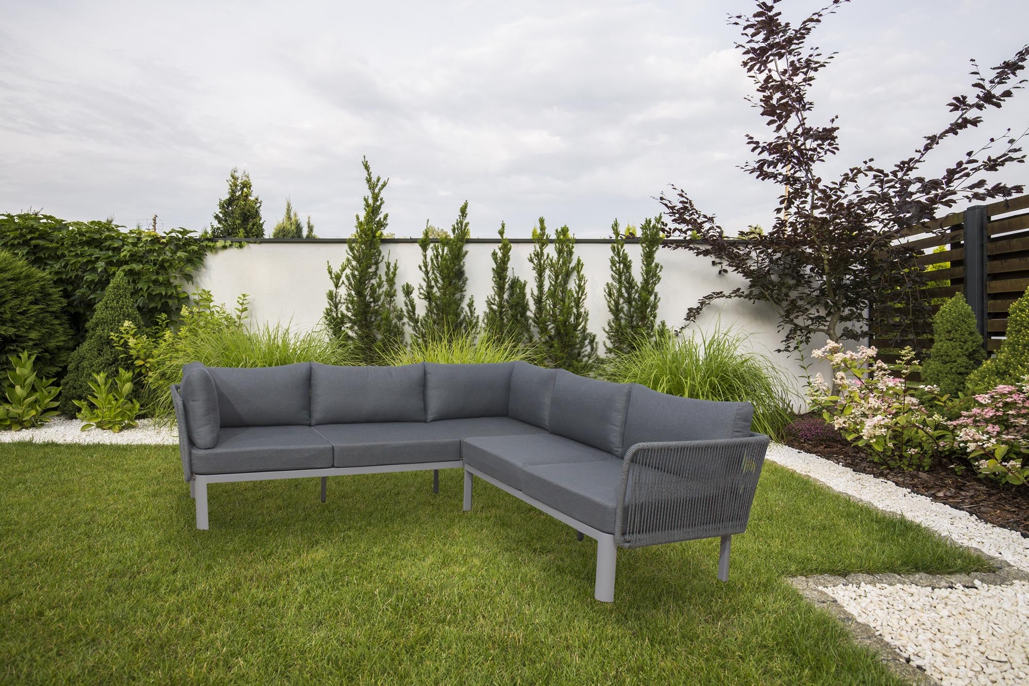 Gemütliche Loungegruppe Madrid aus Akazienholz, ideal für entspannte Stunden im Freien, präsentiert von Be Garden.
