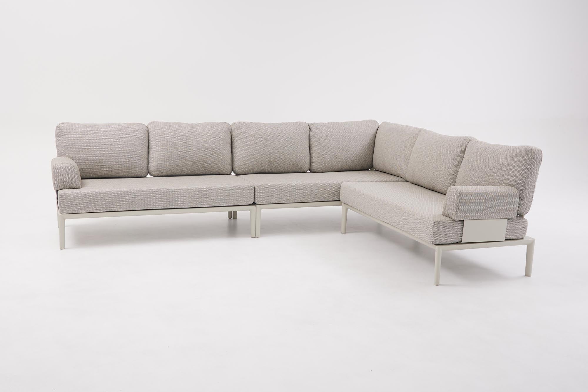 Beige Gartensofa für zwei mit eleganter Eckform, ideal für entspannte Stunden im Garten oder auf der Terrasse von Be Garden.