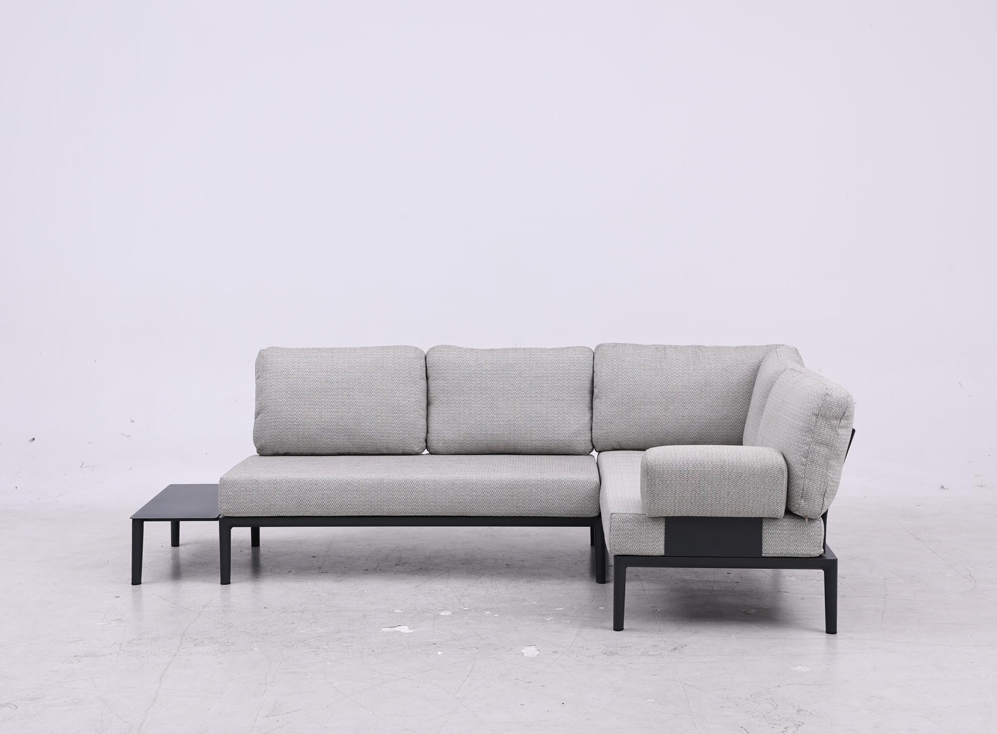 Stylische Armlehne für das Fiore Sofa von Be Garden in zeitlosem Anthrazit, ideal für gemütliche Stunden im Freien.