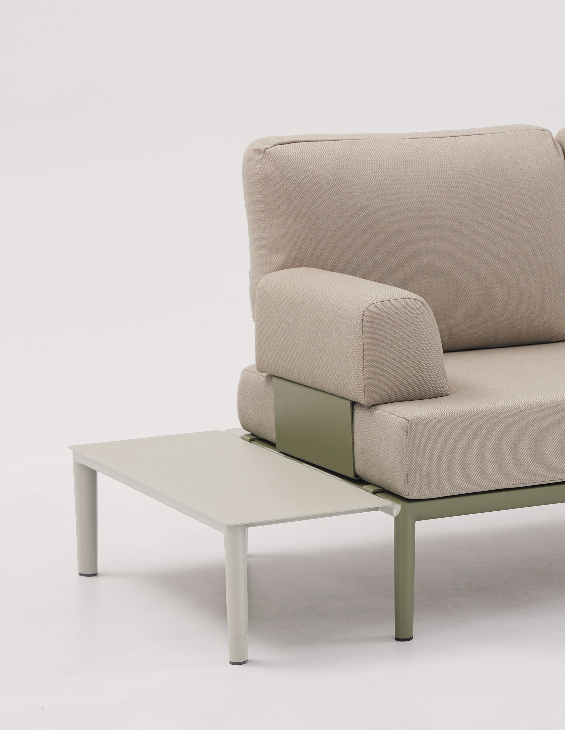 Eleganter Beistelltisch Fiore in Oliv-Grün, ideal für den Außenbereich, mit kompakten Maßen von 74x32x25.5 cm, perfekt für Garten und Terrasse.