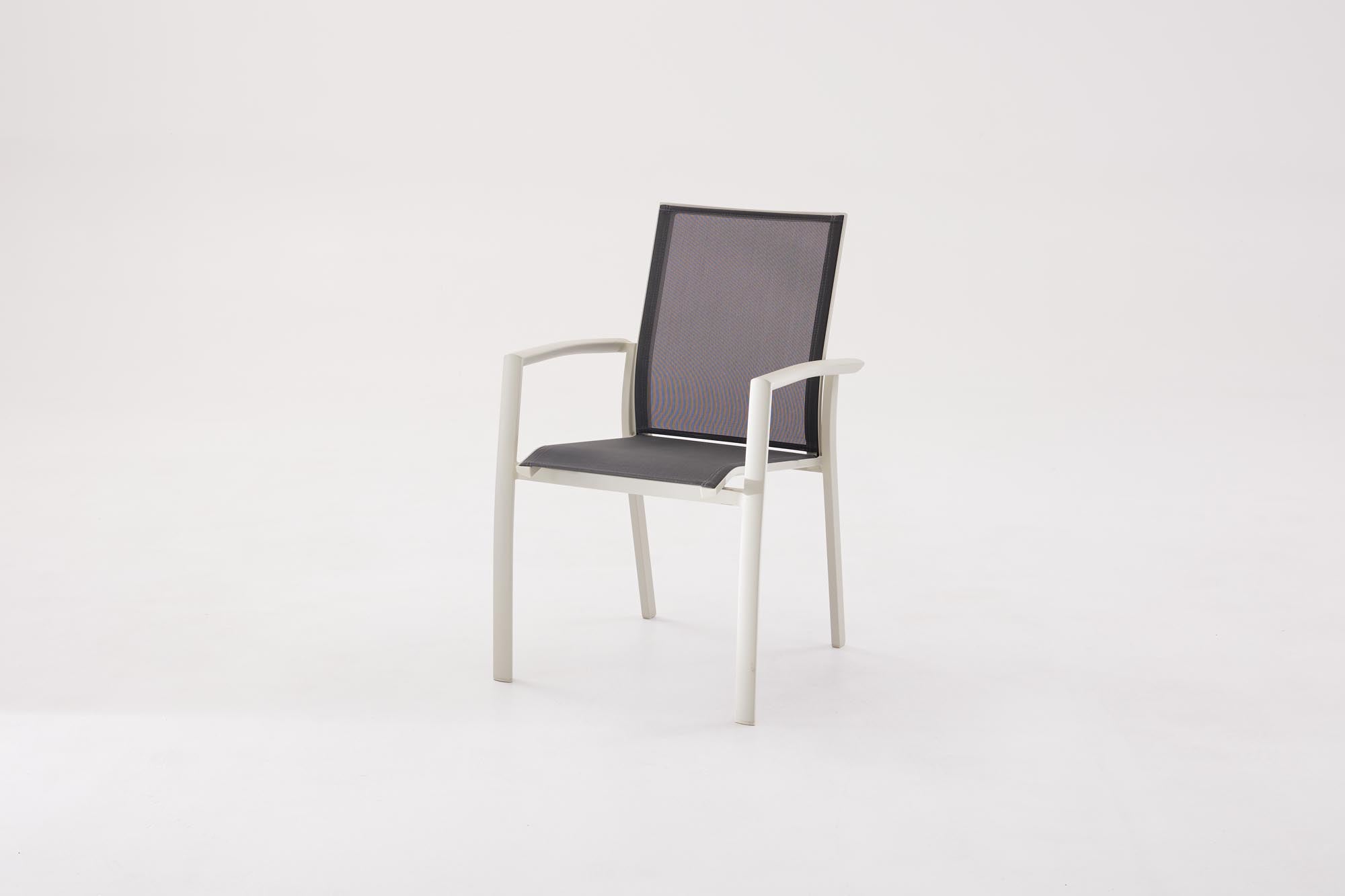 Bequemer Gartenstuhl Romina in stilvollem Beige, ausgestattet mit Armlehnen für maximalen Komfort im Garten oder auf der Terrasse.