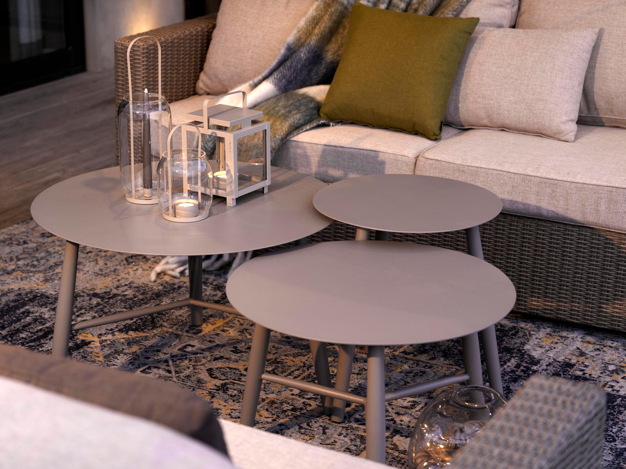 Eleganter Beistelltisch Vannes in modernem Grau, perfekt für den Außenbereich, schafft eine gemütliche Atmosphäre für entspannte Stunden im Freien.