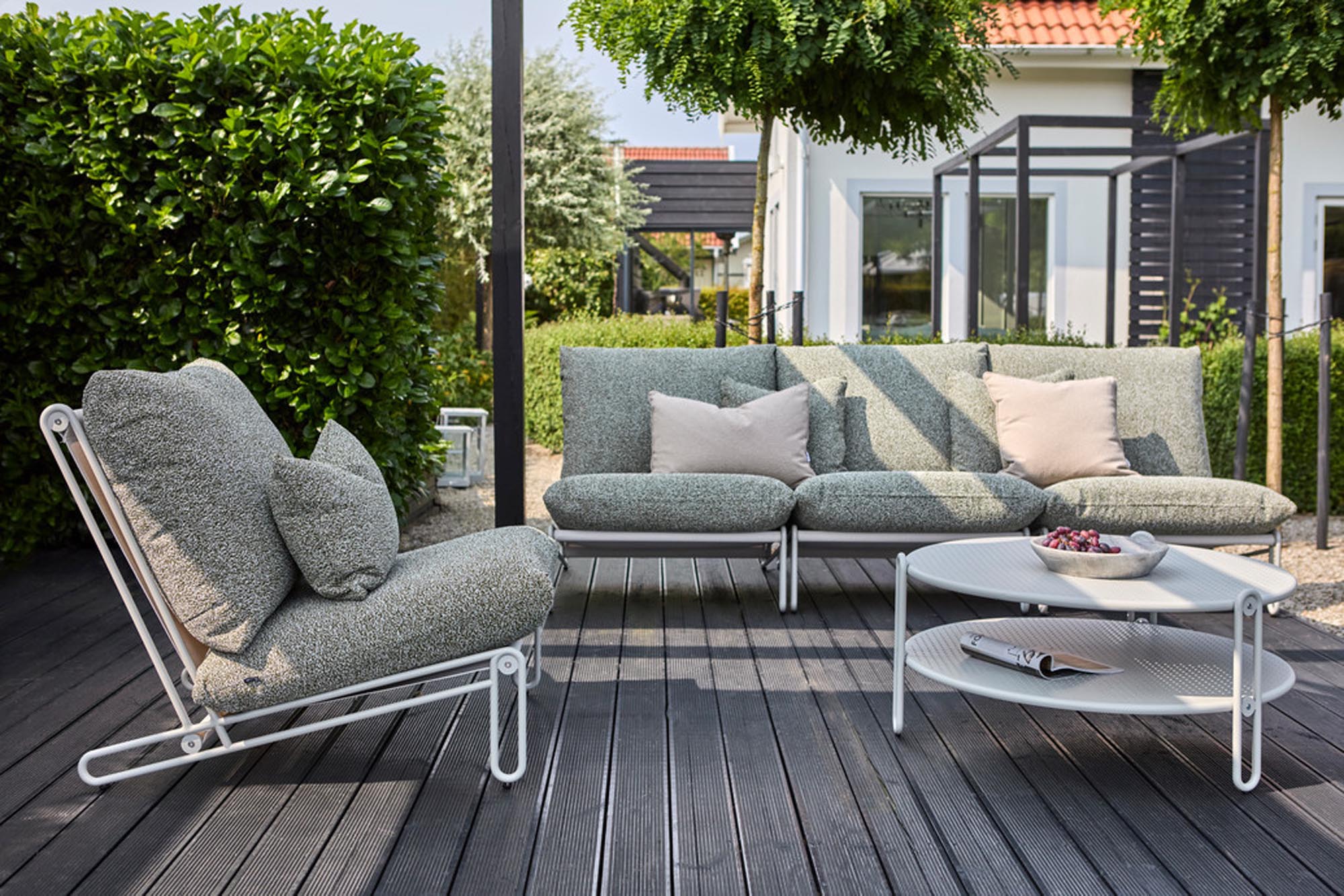 Elegantes Mittelstück des Blixt Lounger von Be Garden, perfekt für gemütliche Outdoor-Entspannung und stilvolle Gartengestaltung.
