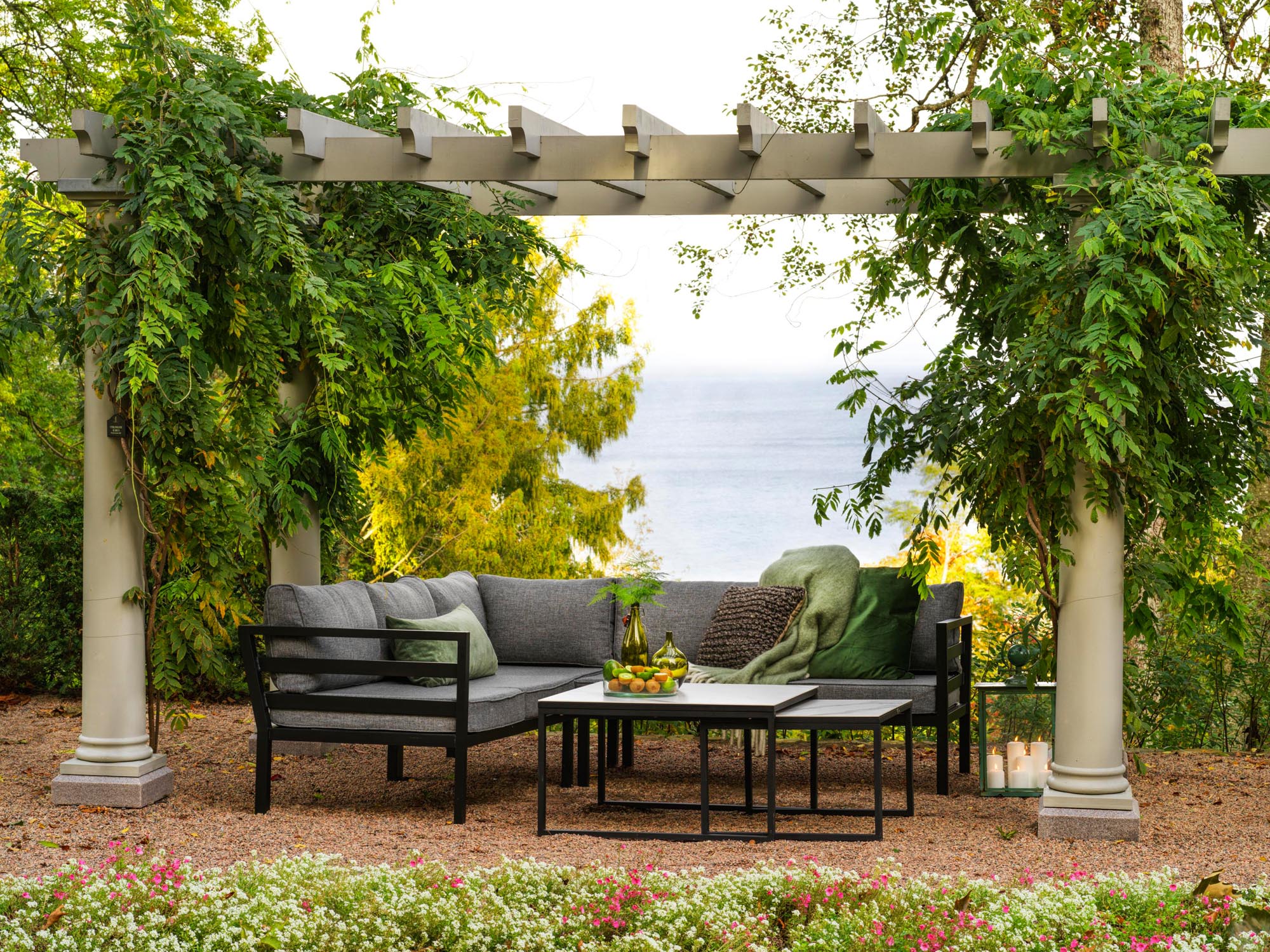 Moderne Loungegruppe Weldon von Be Garden, stilvoll und komfortabel, ideal für entspannte Stunden im Freien.