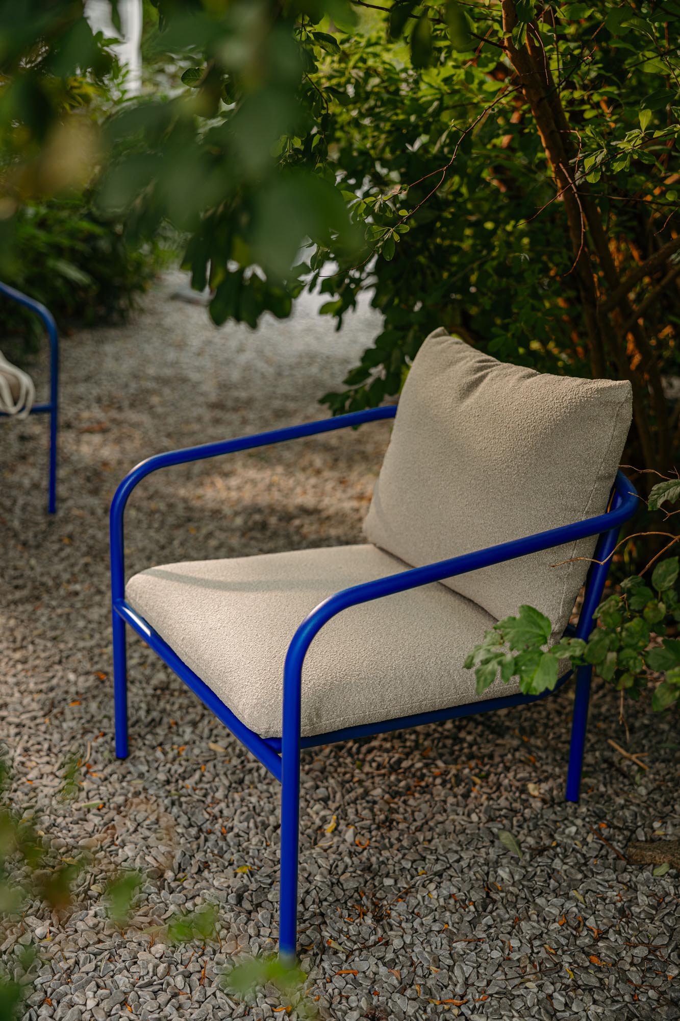 Gartensessel Bendt mit Armlehnen in Blau-beige präsentiert im Onlineshop von KAQTU Design AG. Outdoor-Sessel mit Armlehnen ist von Be Garden