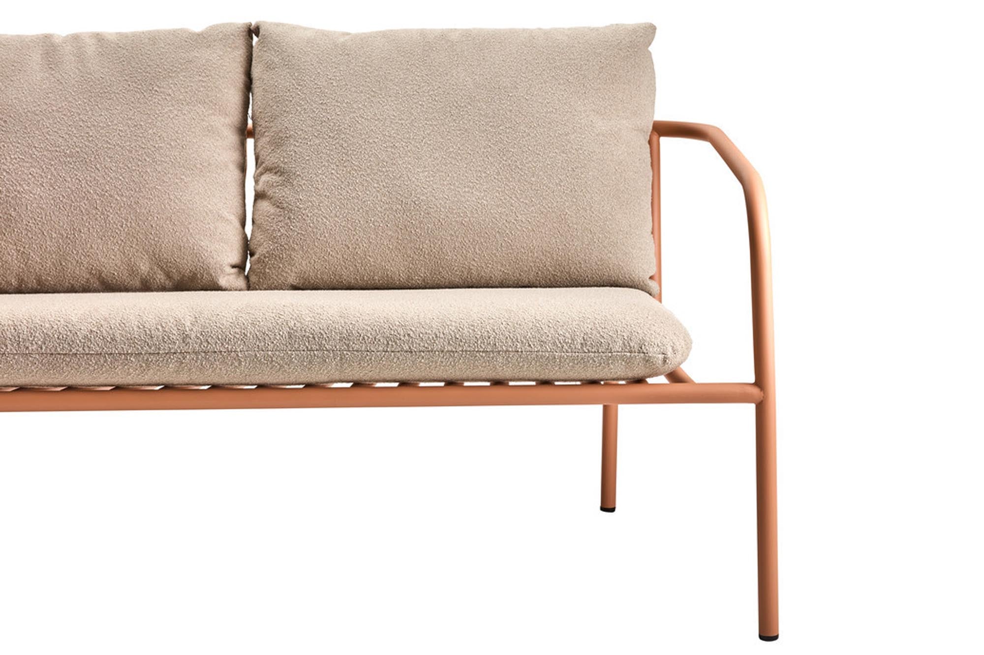 Modernes Lounge Sofa Bendt in pfirsich-beige mit robustem Stahlgestell und bequemen Armlehnen, perfekt für entspannte Stunden.