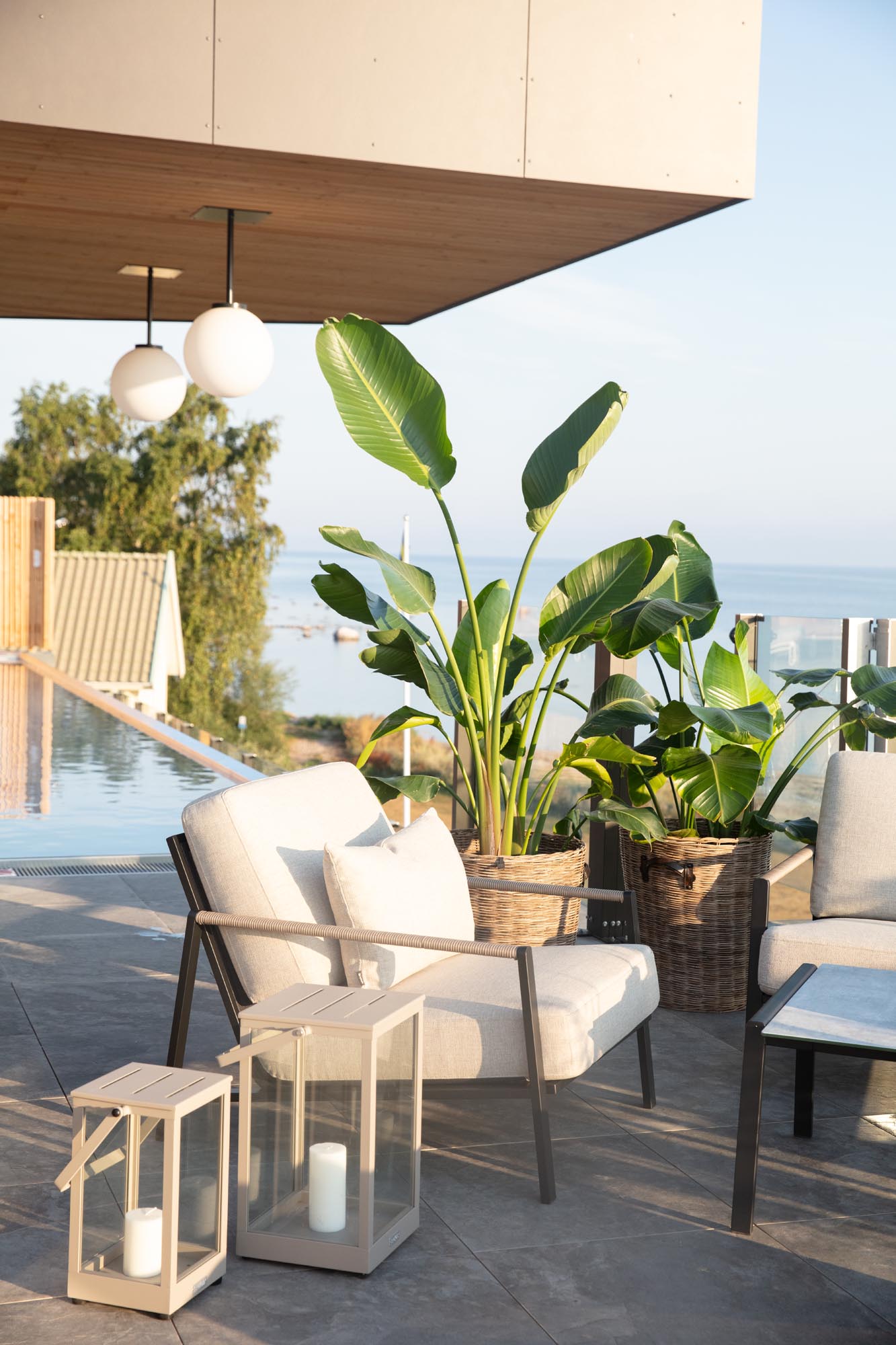 Gartensessel mit hellgrauem Kissen Lyra in präsentiert im Onlineshop von KAQTU Design AG. Outdoor-Sessel mit Armlehnen ist von Be Garden