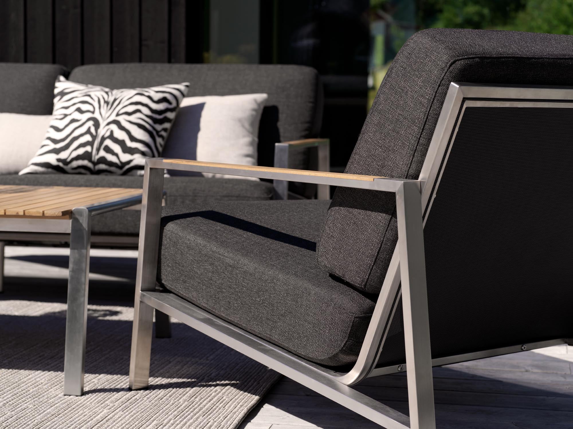 Eleganter Gartensessel Naos von Be Garden, ideal für entspannte Stunden im Freien, mit komfortablen Armlehnen und modernem Design.