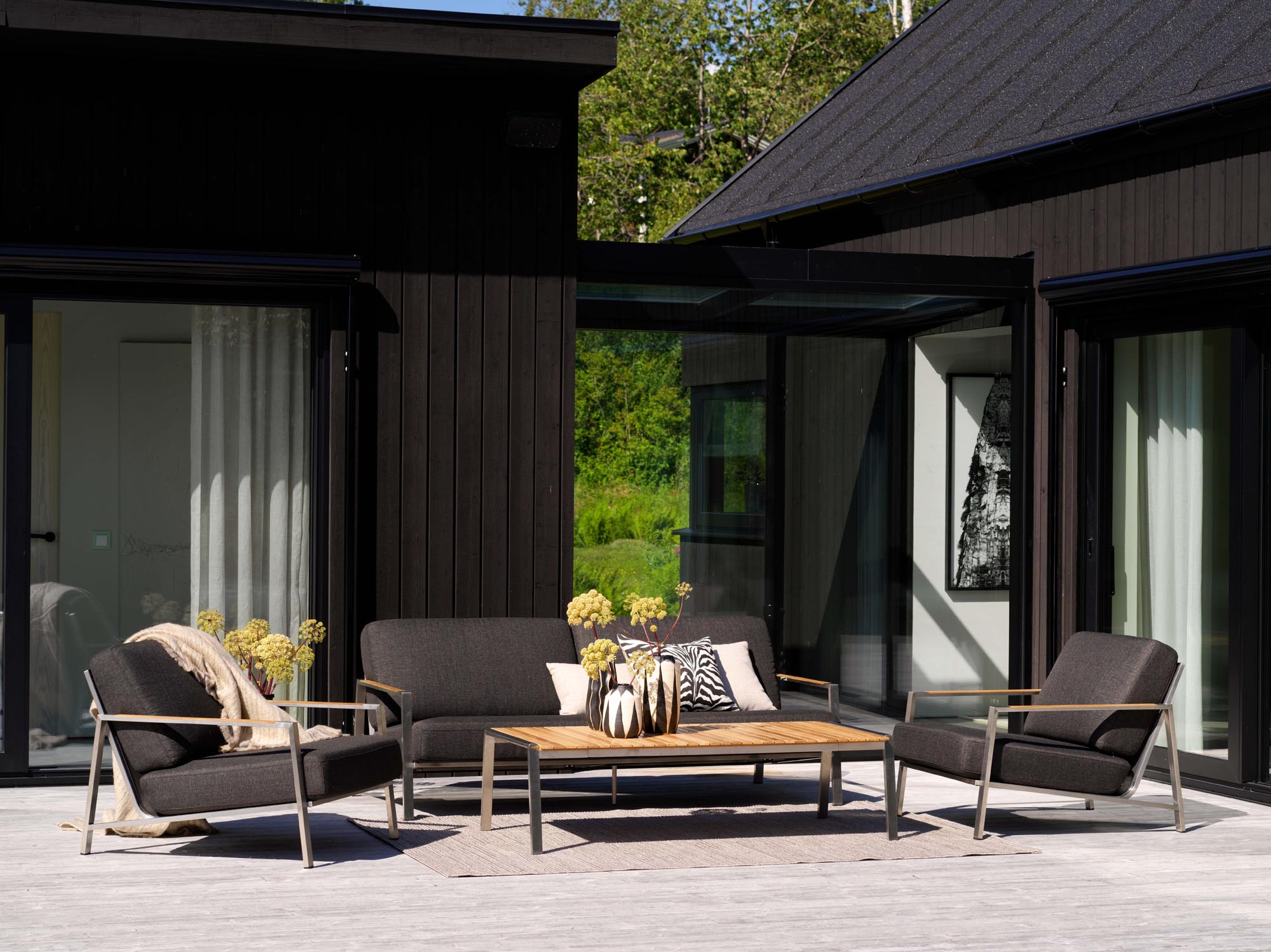 Stylischer Outdoor-Sessel Naos von Be Garden, perfekt für den Garten, mit bequemen Armlehnen und ansprechendem, zeitgemäßem Look.