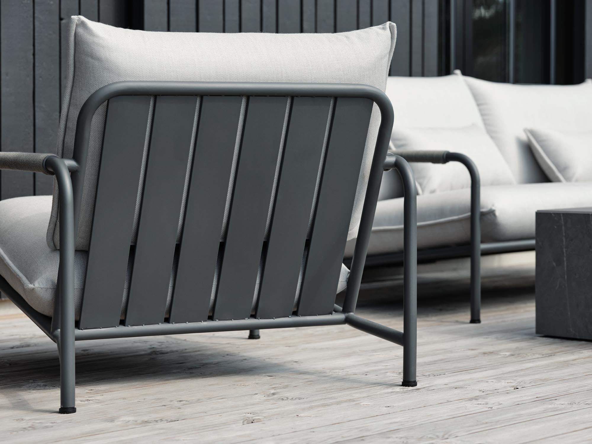 Stylischer Lounge Sessel Lerberget in zeitlosem Anthrazit, ideal für gemütliche Stunden im Freien, auf Balkon oder Terrasse.