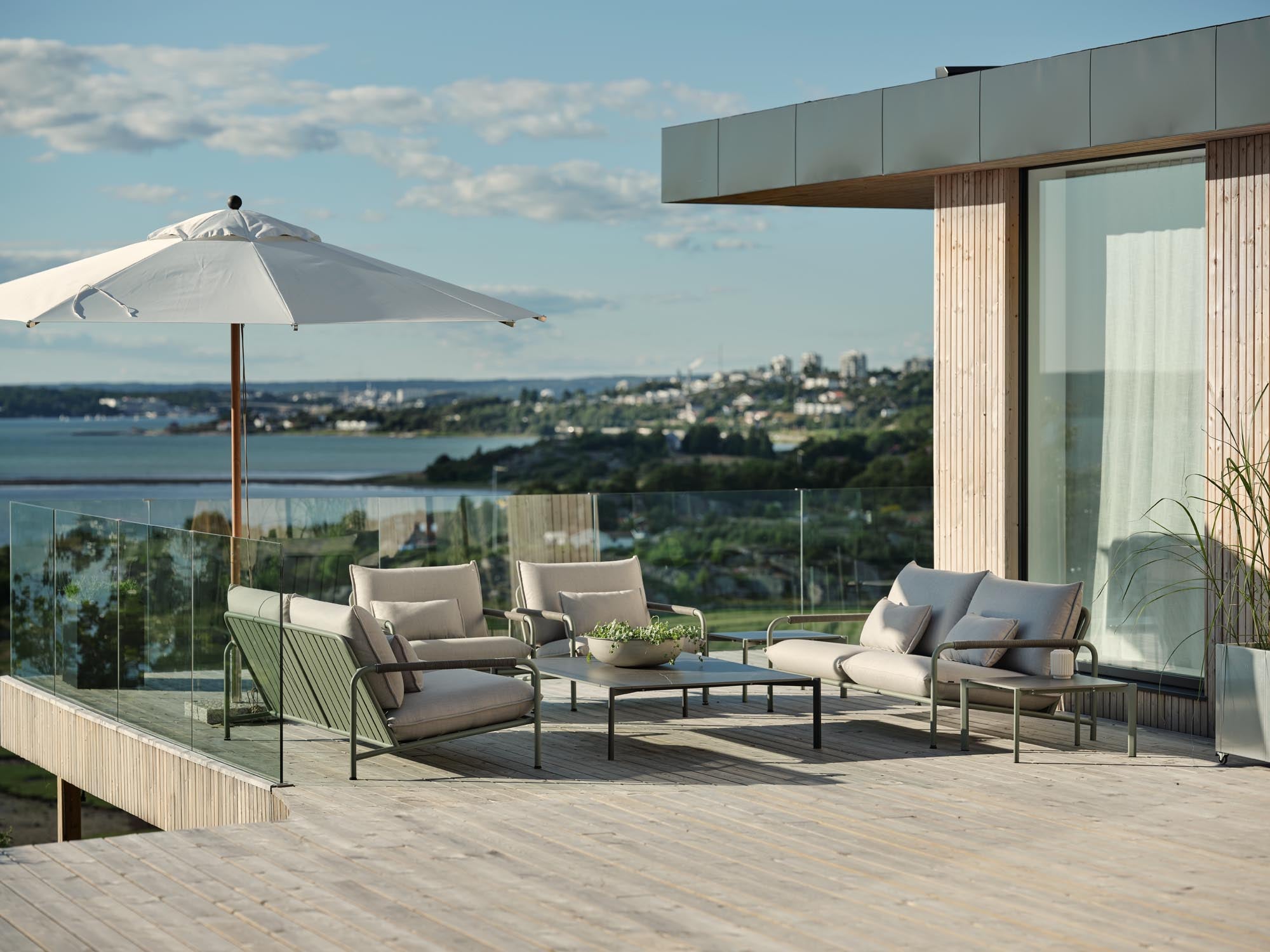 2.5-Sitzer Lerberget grün in präsentiert im Onlineshop von KAQTU Design AG. Lounge Sofa ist von Be Garden