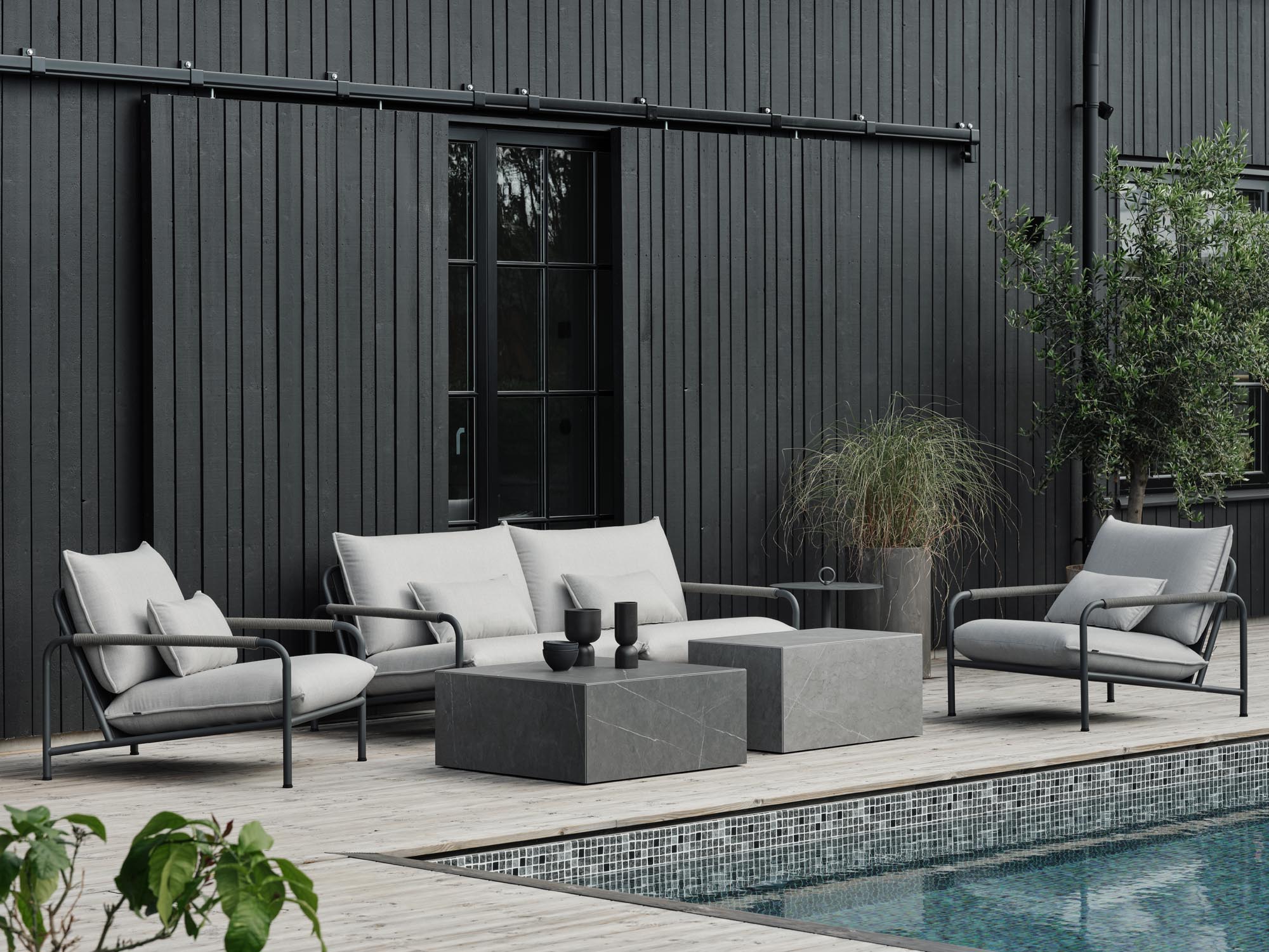 Gemütliches Gartenlounge-Set Lerberget mit 2 Sesseln, 2.5-Sitzer und Couchtisch, ideal für entspannte Stunden im Freien.