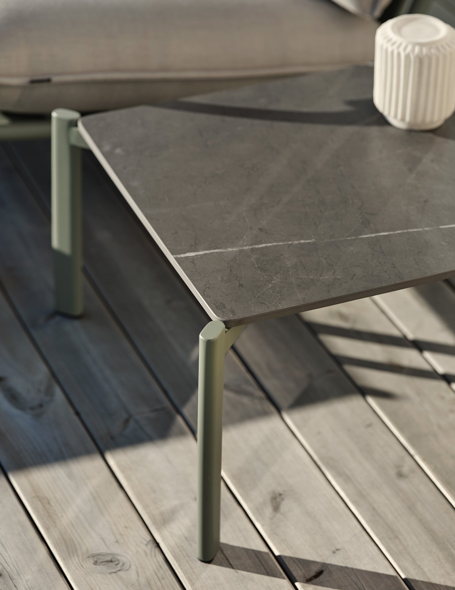 Kleiner Beistelltisch Hallavara von Be Garden, ideal für den Outdoor-Bereich. Stilvolles Design in kompakten Maßen 66x56x40 cm.