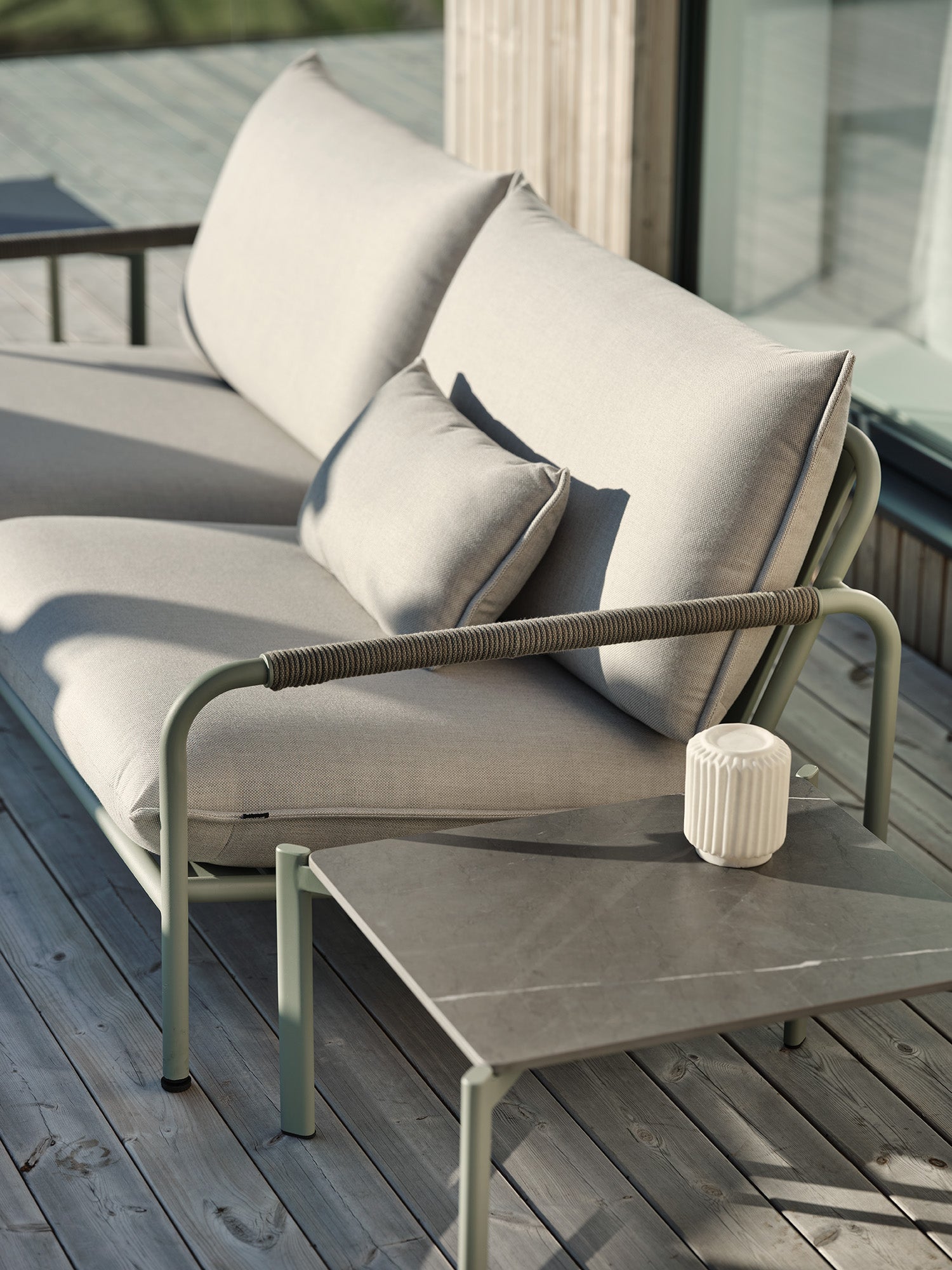 Eleganter kleiner Beistelltisch Hallavara von Be Garden, perfekt für Garten und Terrasse. Maße: 66x56x40 cm, ideal für entspannte Stunden im Freien.