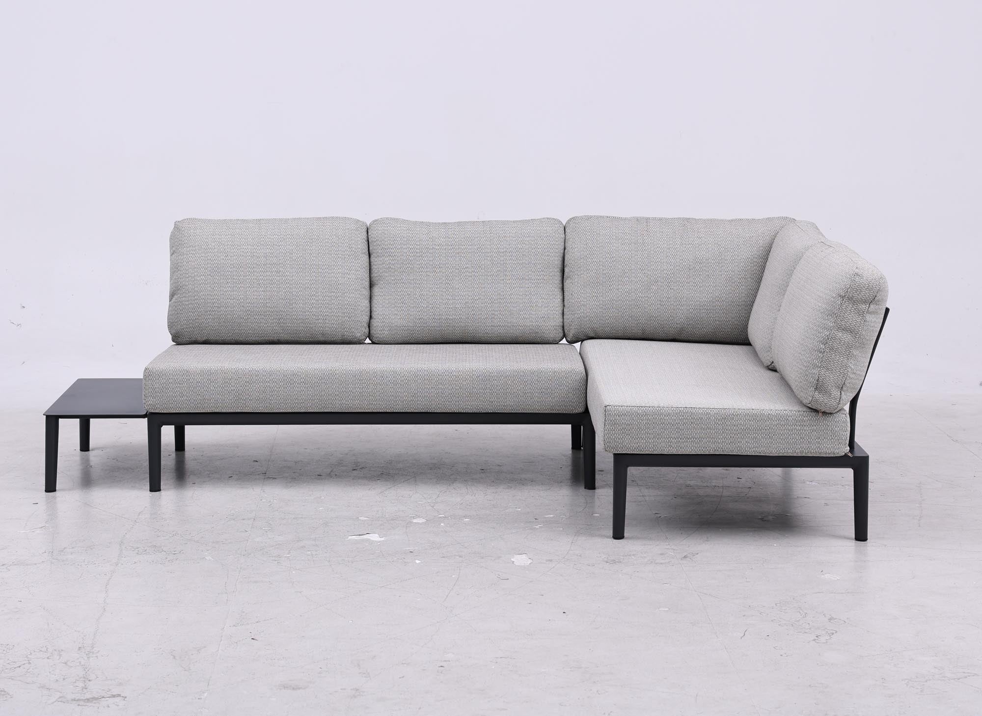 Elegantes Garten-Loungeset Fiore für 4 Personen, inklusive Beistelltisch, perfekt für gesellige Abende im Freien.