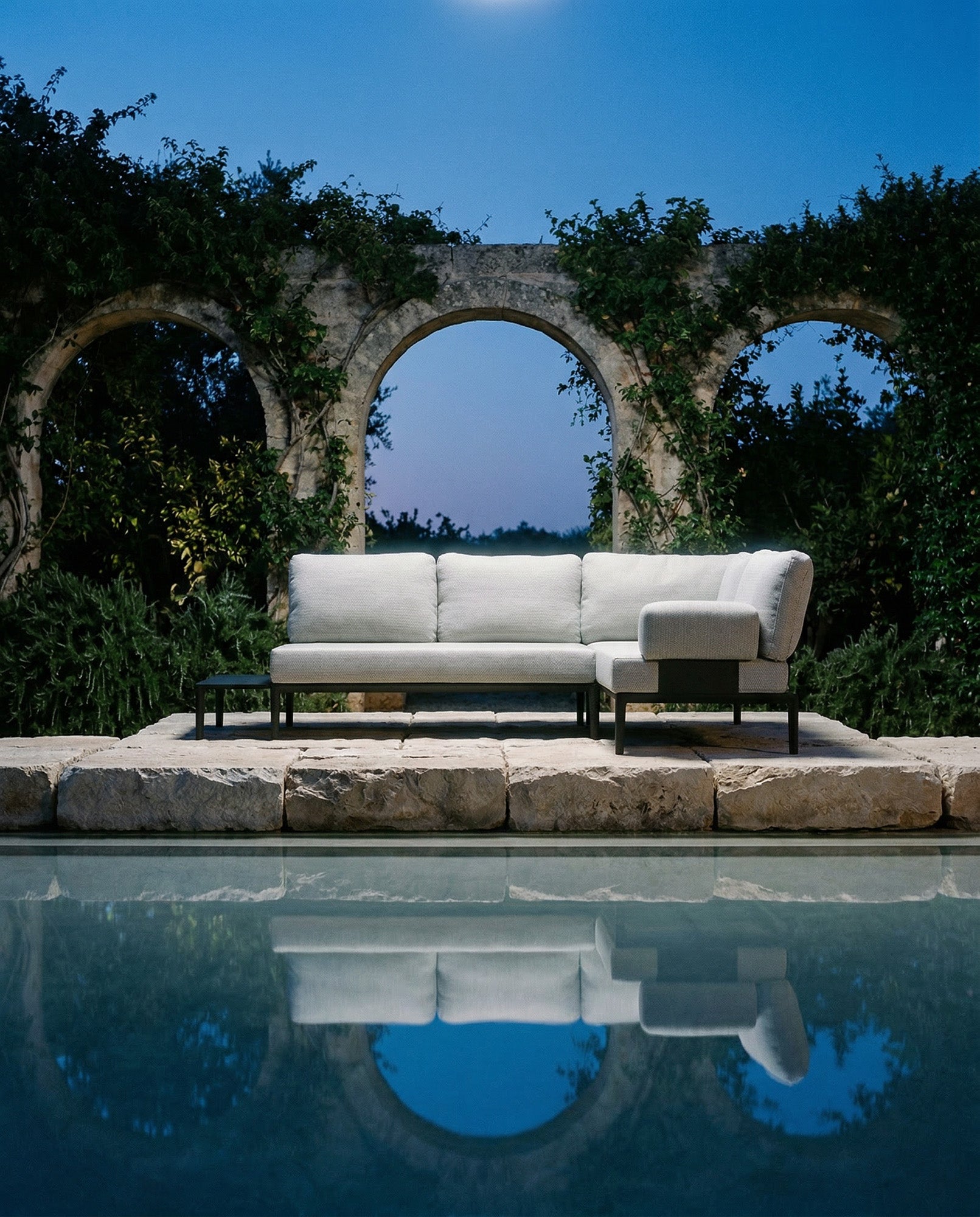 Stylisches modulares Loungeset Fiore für 4 Personen mit Beistelltisch, ideal für entspannte Stunden im Garten oder auf der Terrasse.