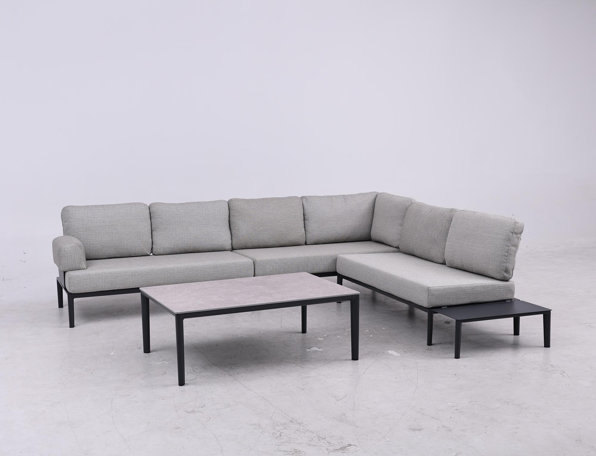 Modulares Garten-Loungeset Fiore für 6 Personen, bestehend aus komfortablen Loungemöbeln und einem eleganten Beistelltisch in zeitgemäßem Anthrazit.